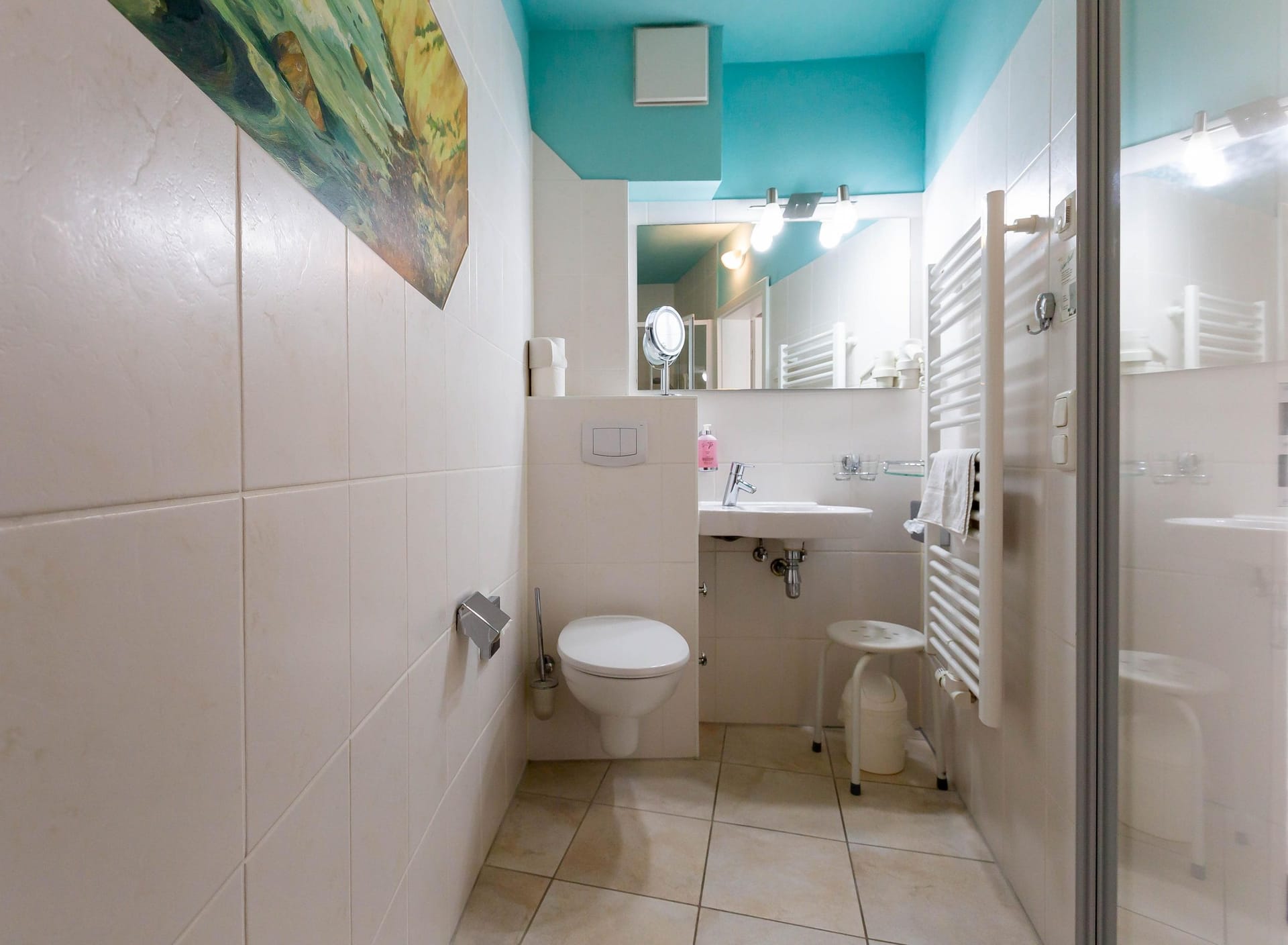 Helles Badezimmer mit Dusche und Waschbecken