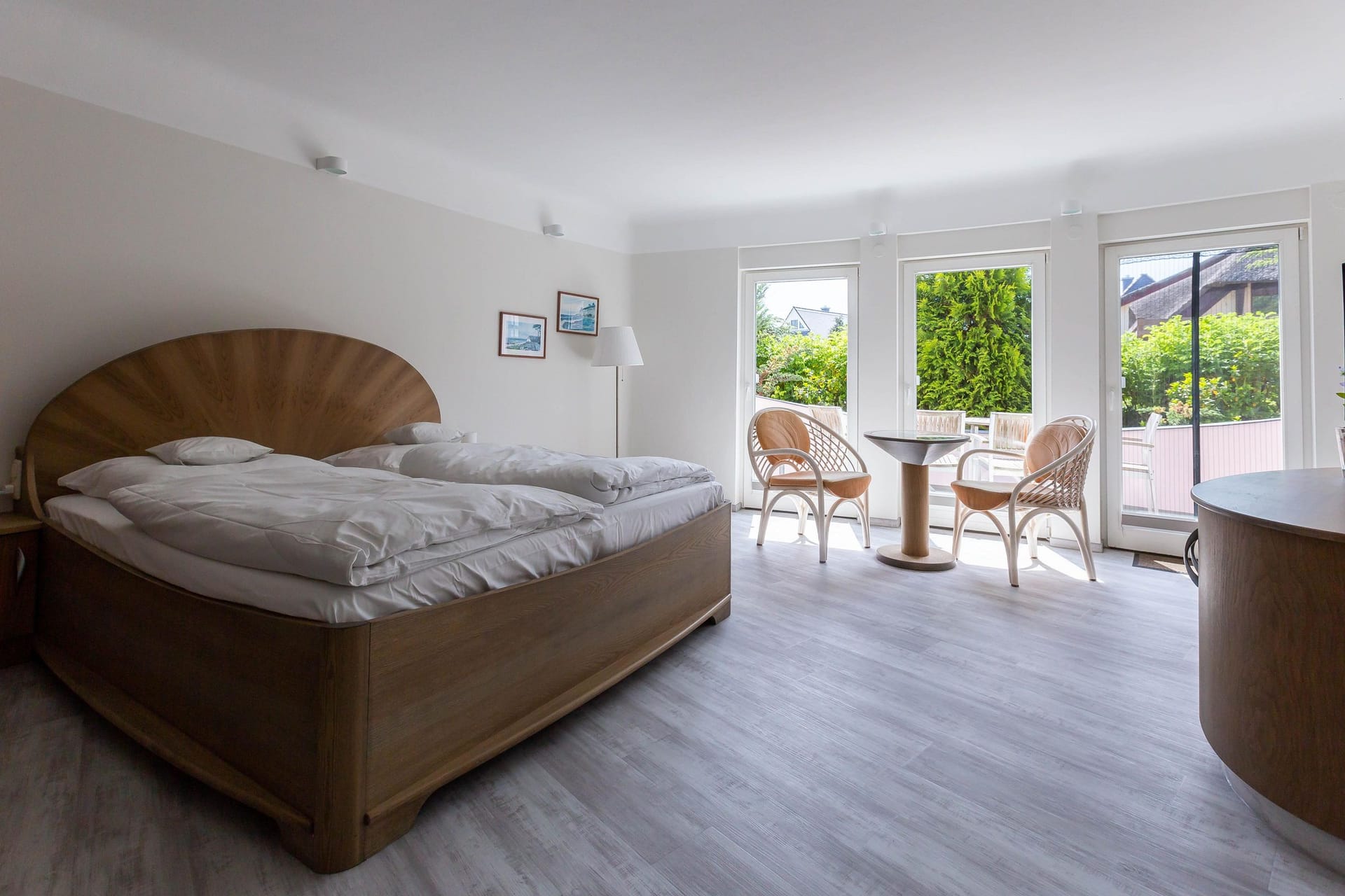 Schlafzimmer mit Doppelbett und Sitzgelegenheit
