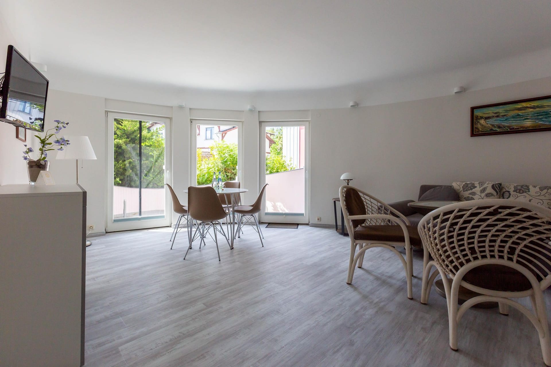 Heller Wohnraum mit Sofa und großen Fenstern