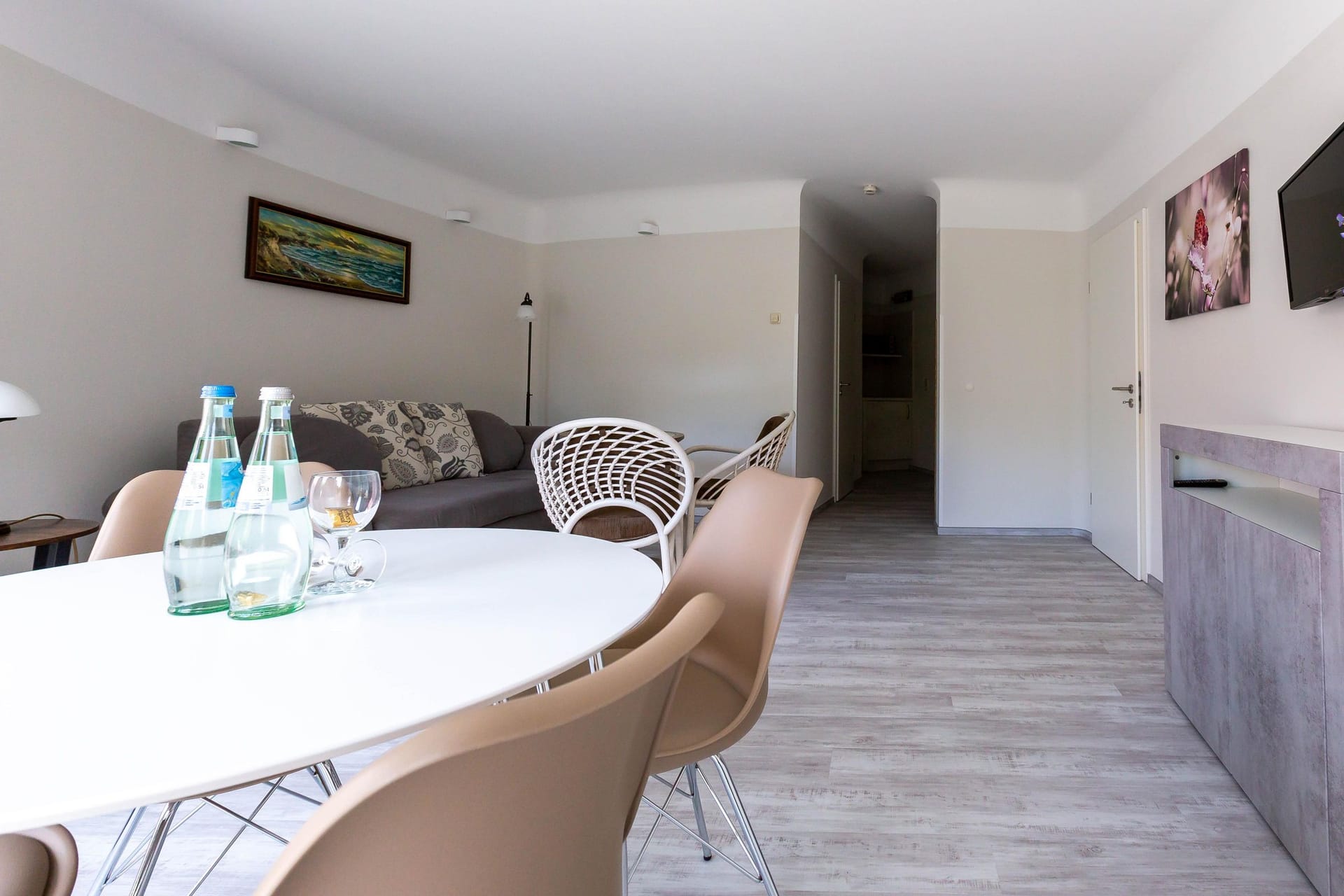 Helles Wohnzimmer mit Esstisch und Sofa