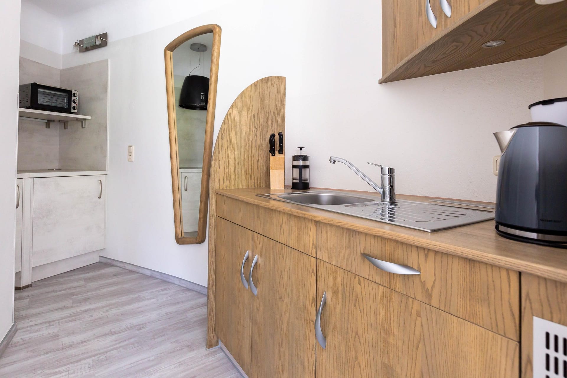 Küche mit Holzschränken und modernen Geräten