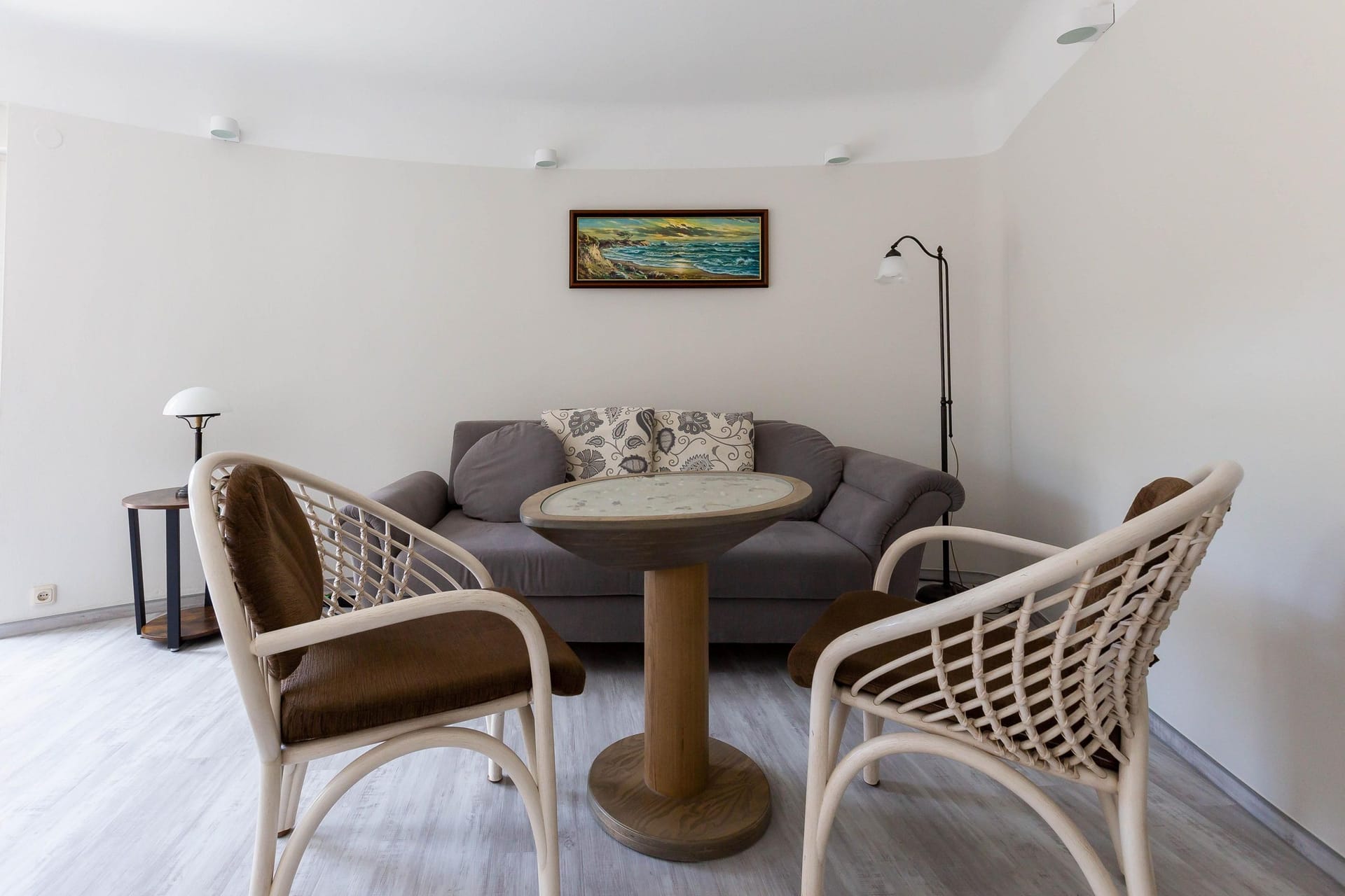 Gemütlicher Wohnbereich mit Sofa und Tisch.