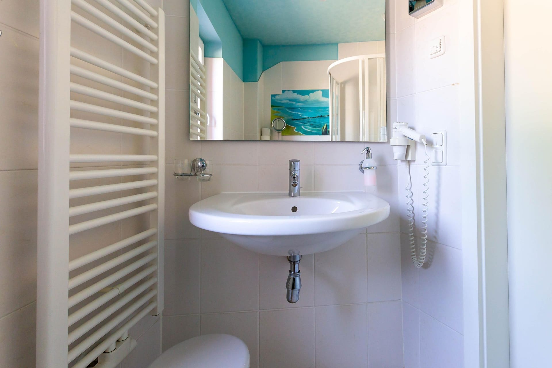 Modernes Badezimmer mit Waschbecken