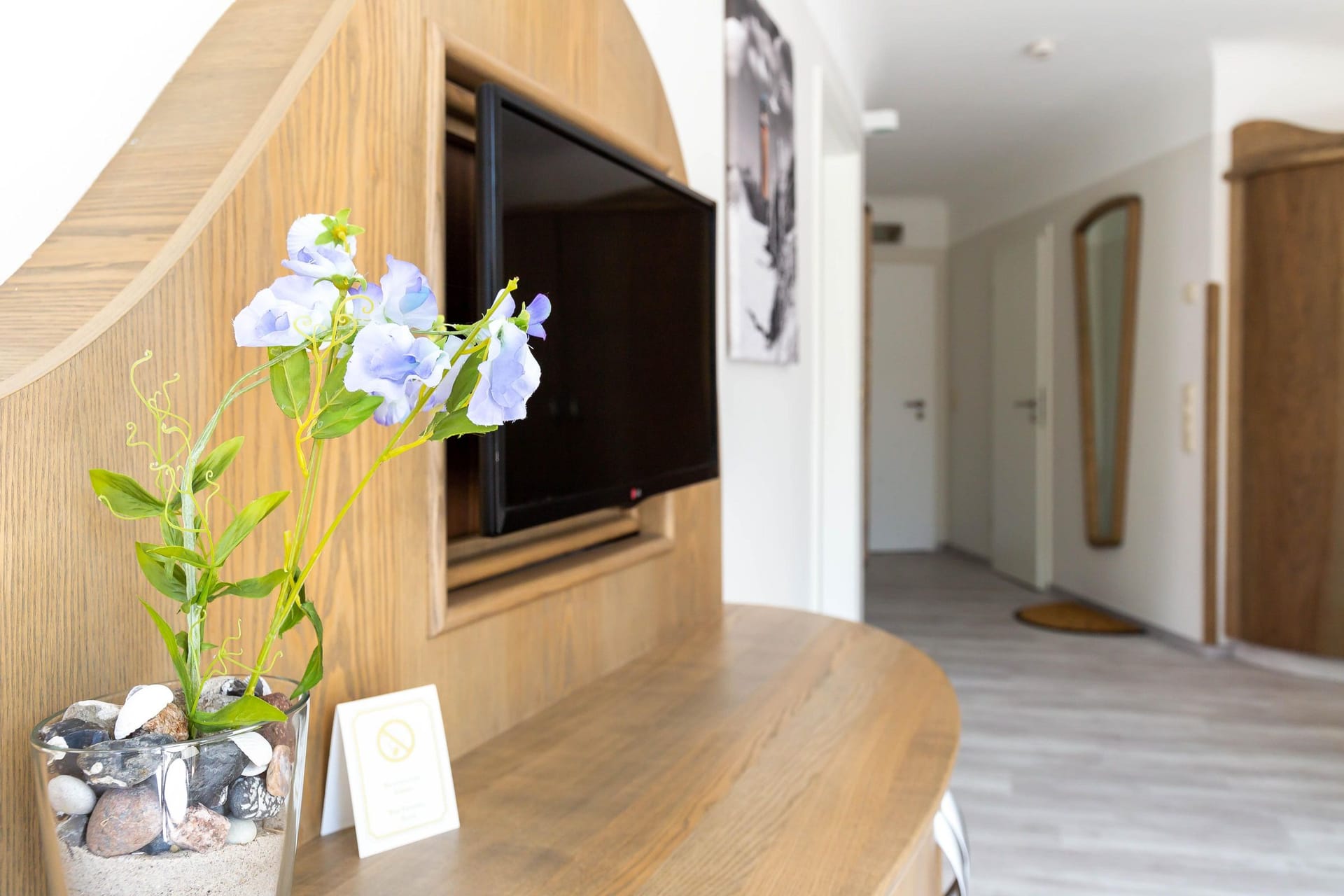 Wohnzimmer mit TV und blühender Pflanze