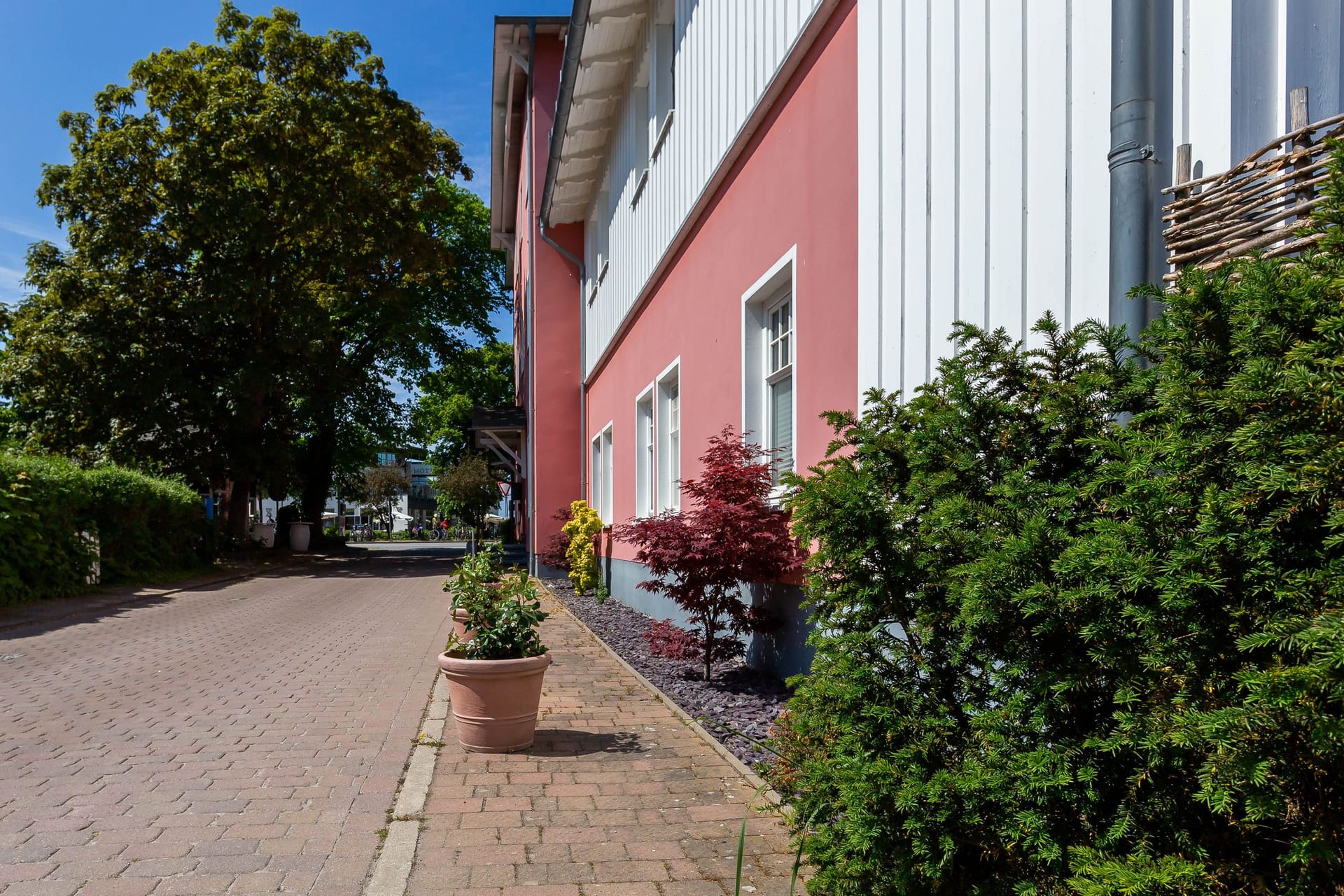 Außenansicht eines Wohnhauses mit Garten