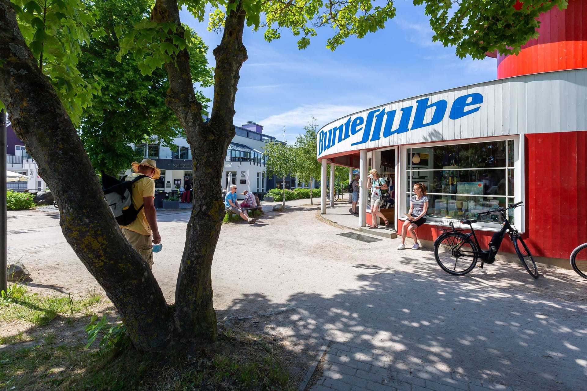 Buntes Gebäude mit lebhaftem Treiben