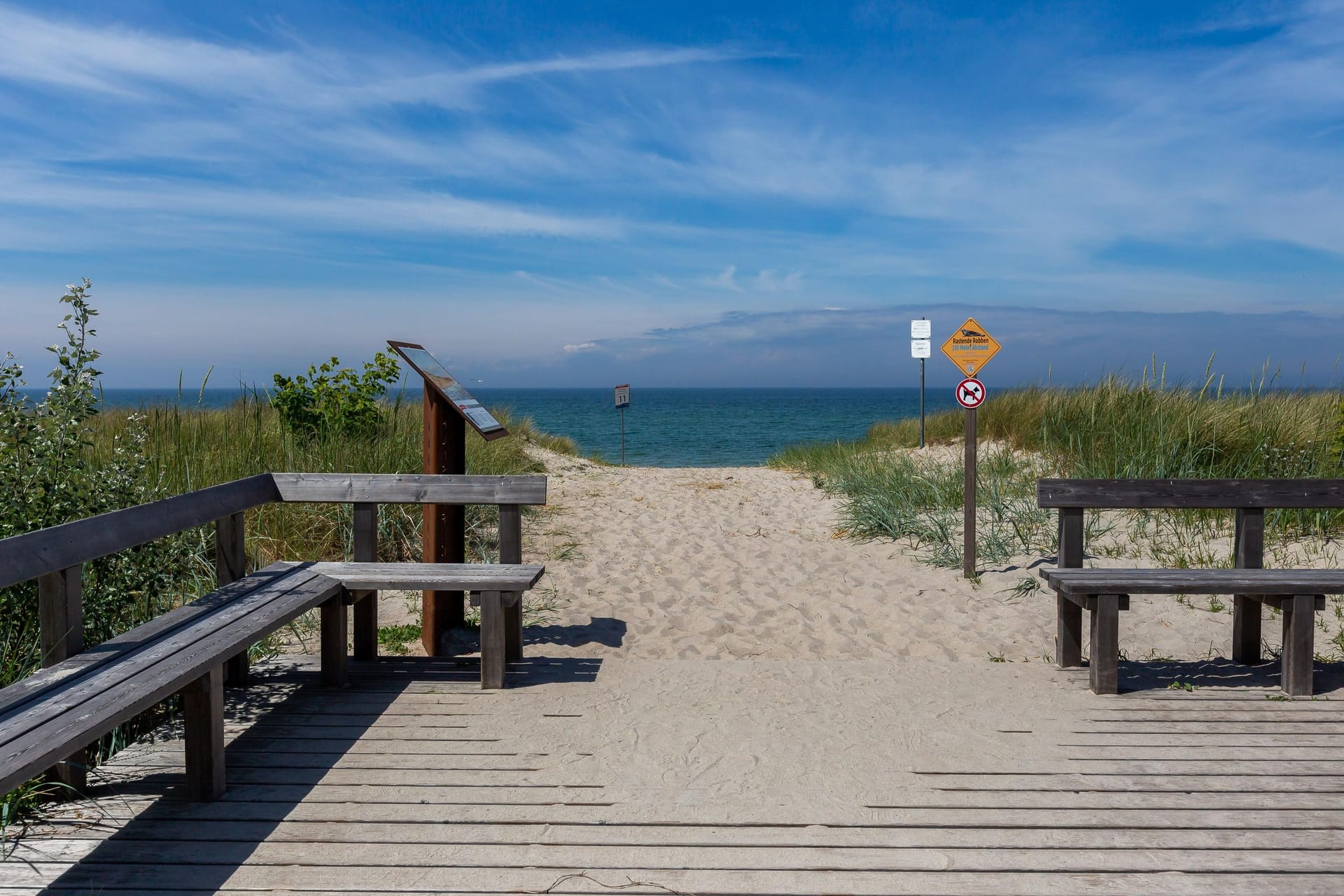 Zugang zum Strand mit Holzsteg