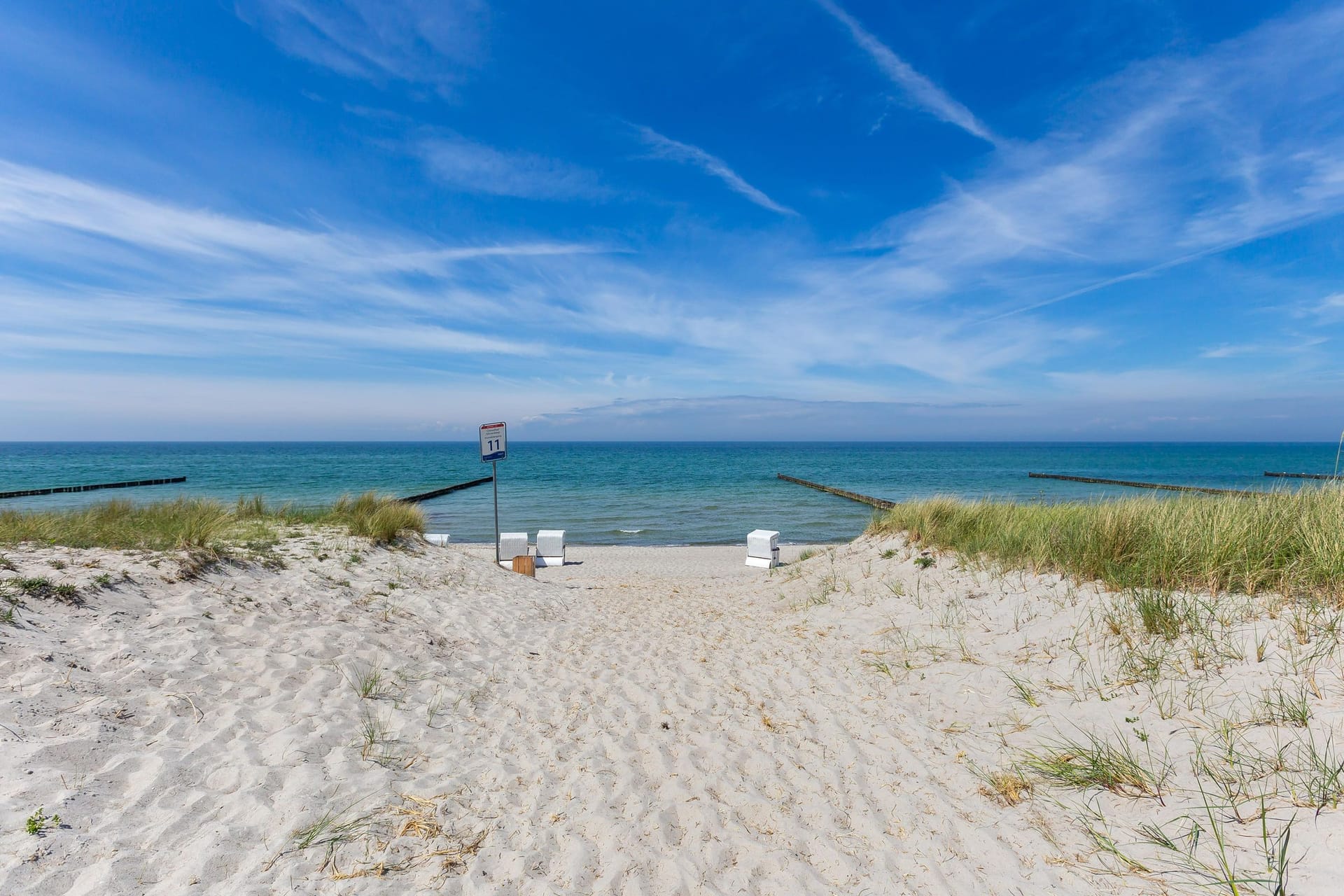 Blick auf den Strand mit Stühlen und Meer