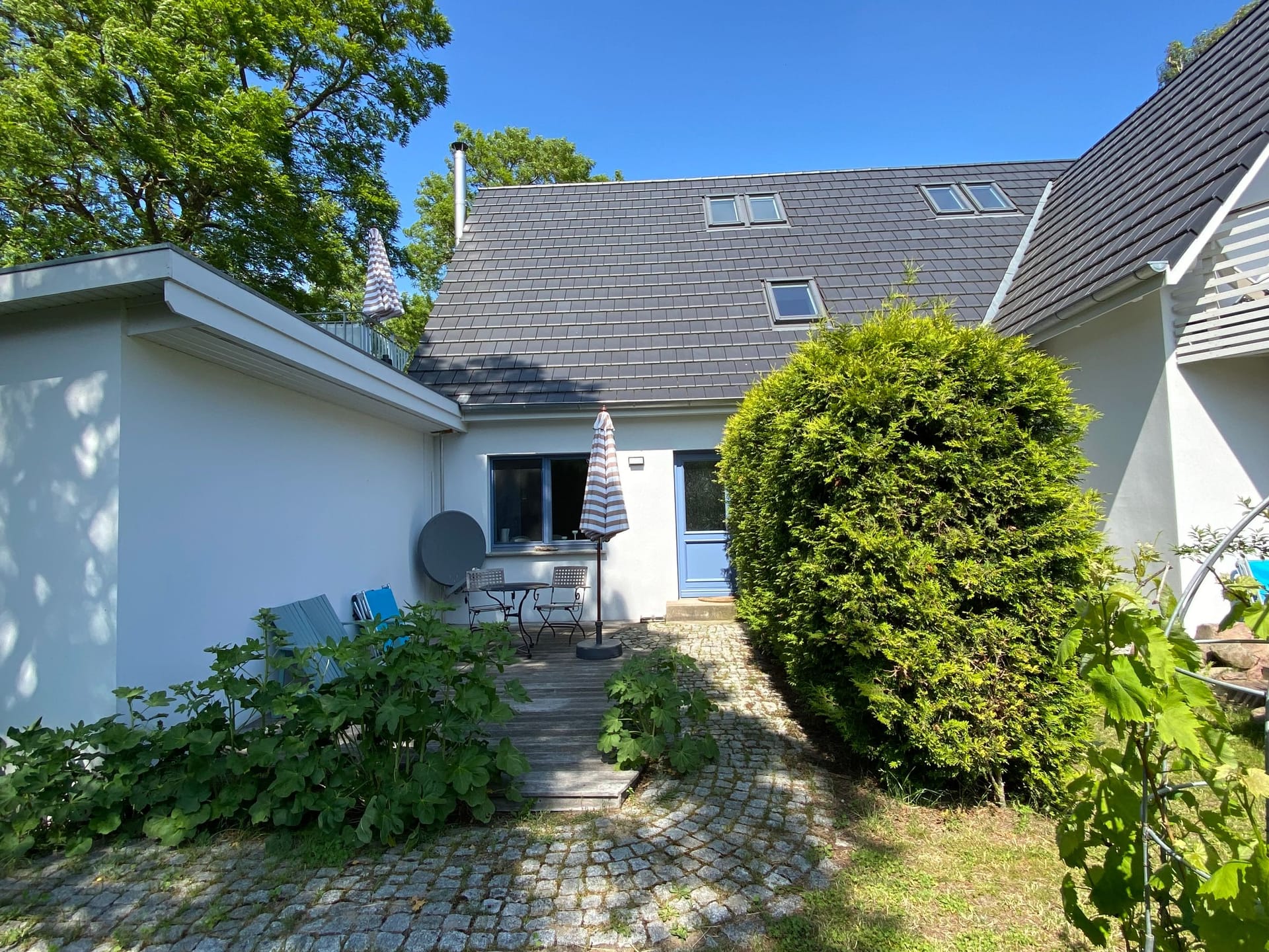 Terrasse mit Tisch und Stühlen im Garten