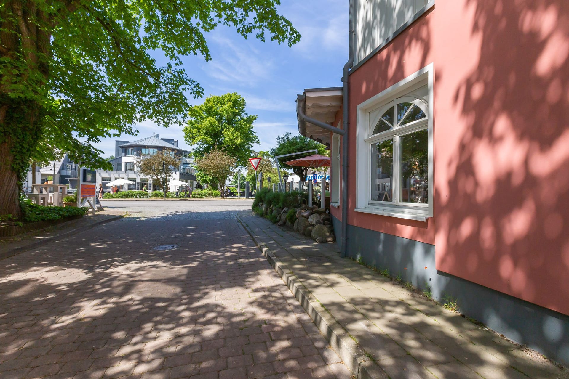 Außenansicht eines Hauses mit Bäumen