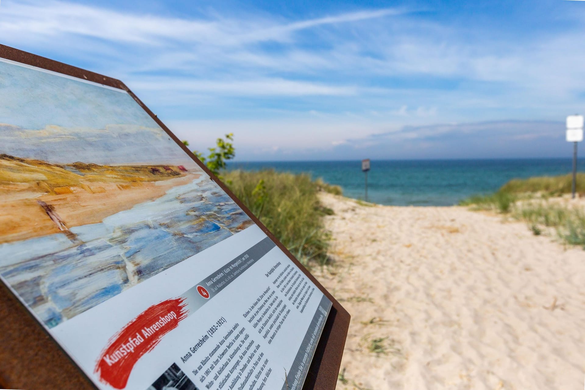 Strandansicht mit Informationstafel