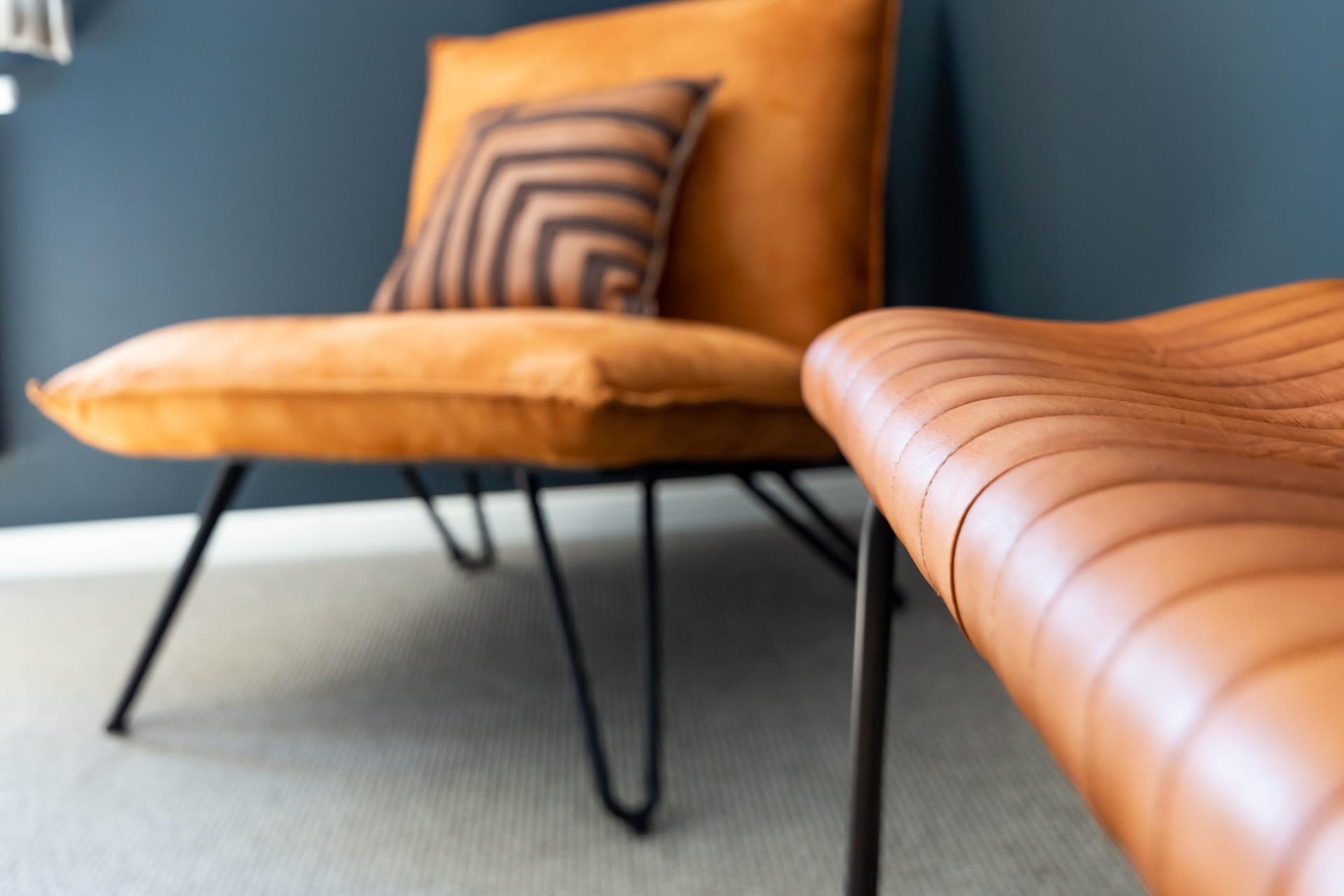 Modernes Wohnzimmer mit orangefarbenem Stuhl
