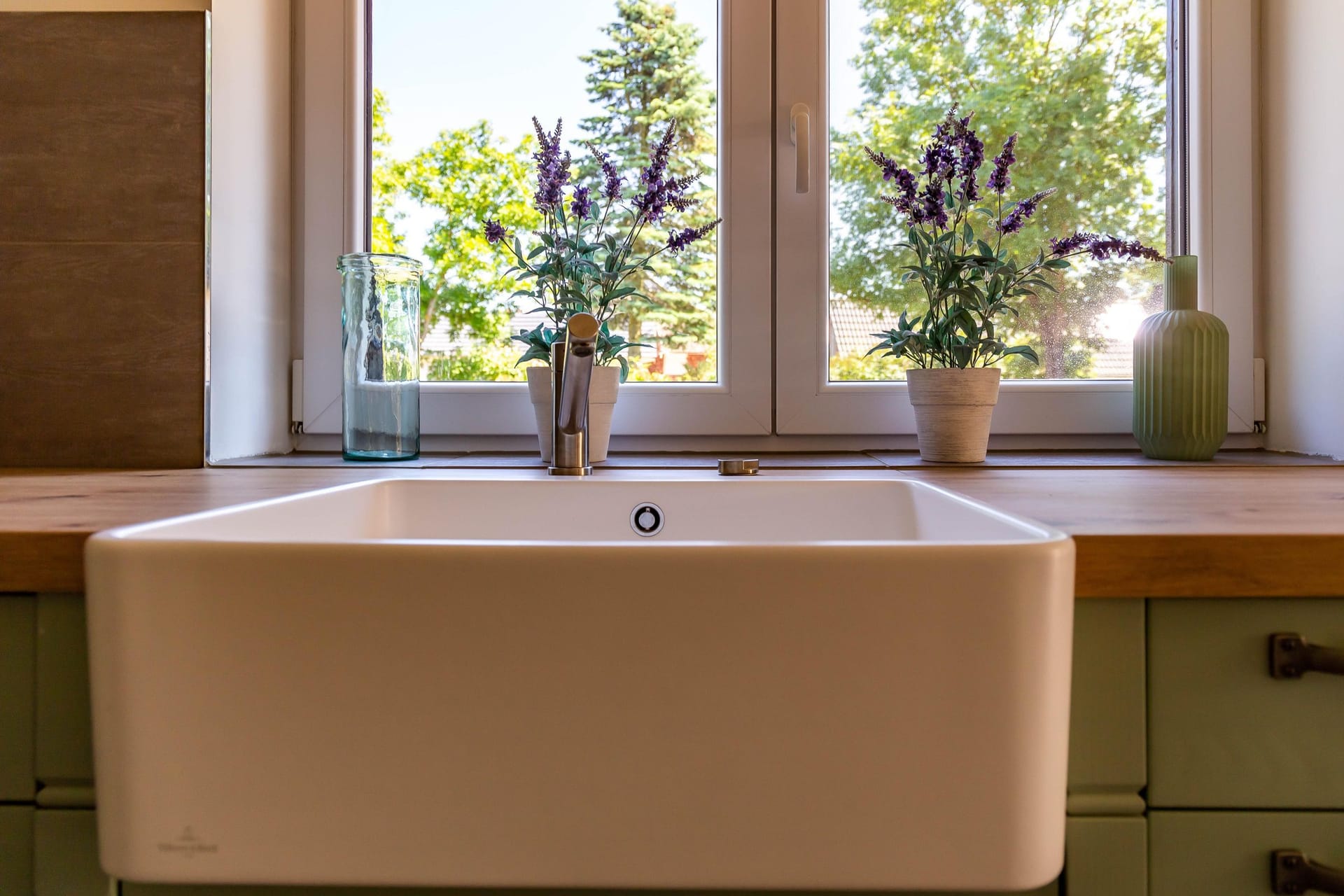 Moderne Küche mit großem Fenster und Spüle