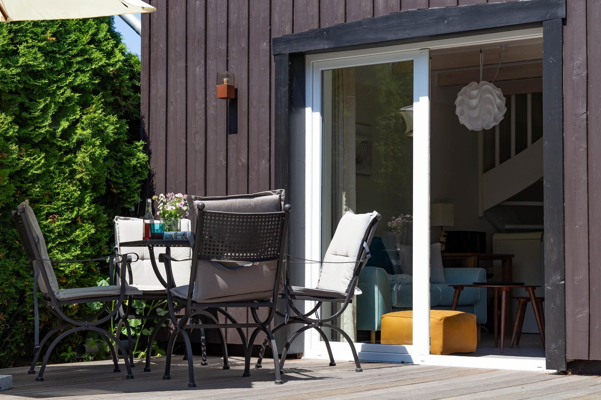 Terrasse mit Tisch und Stühlen