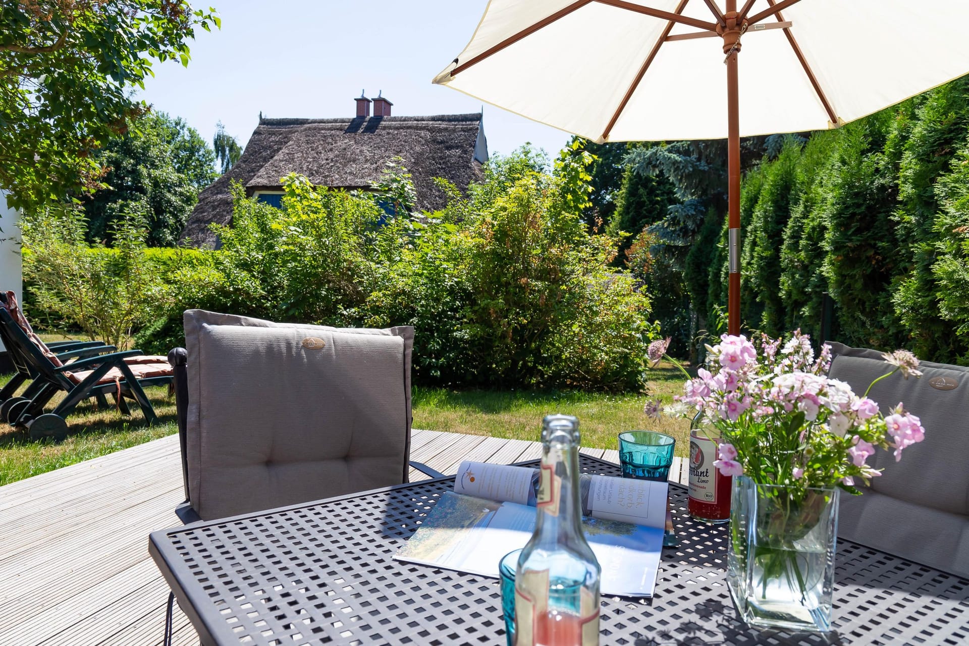 Terrasse mit Tisch und Pflanzen
