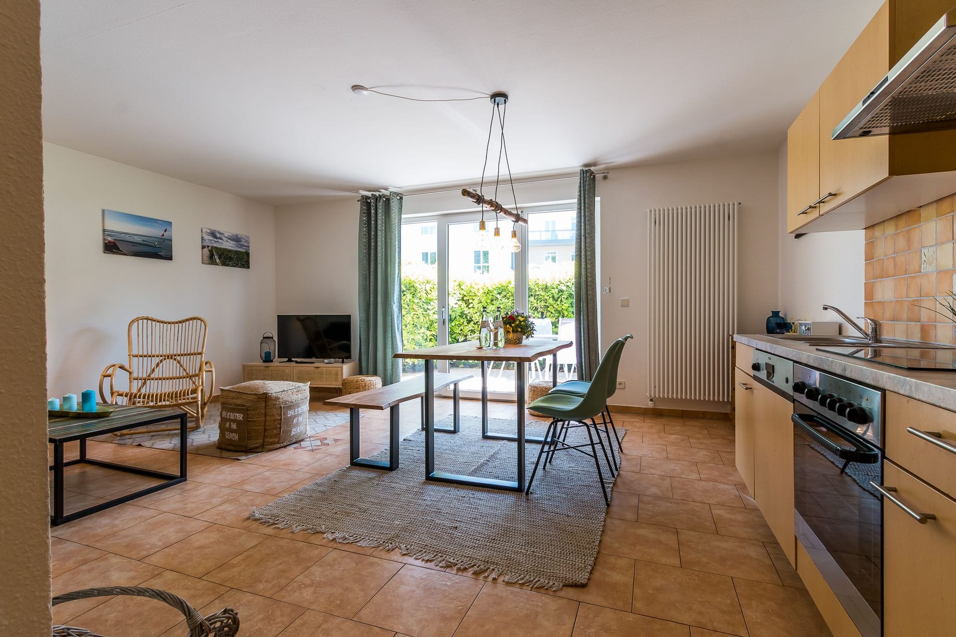 Helles Wohnzimmer mit Tisch und Fernseher
