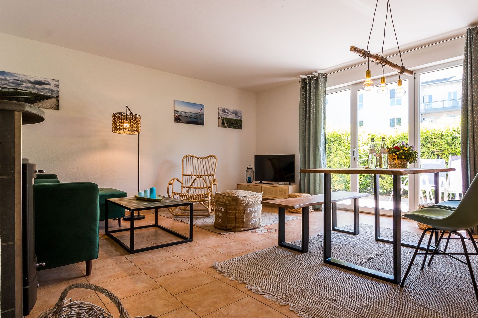Helles Wohnzimmer mit Esstisch und Sitzecke