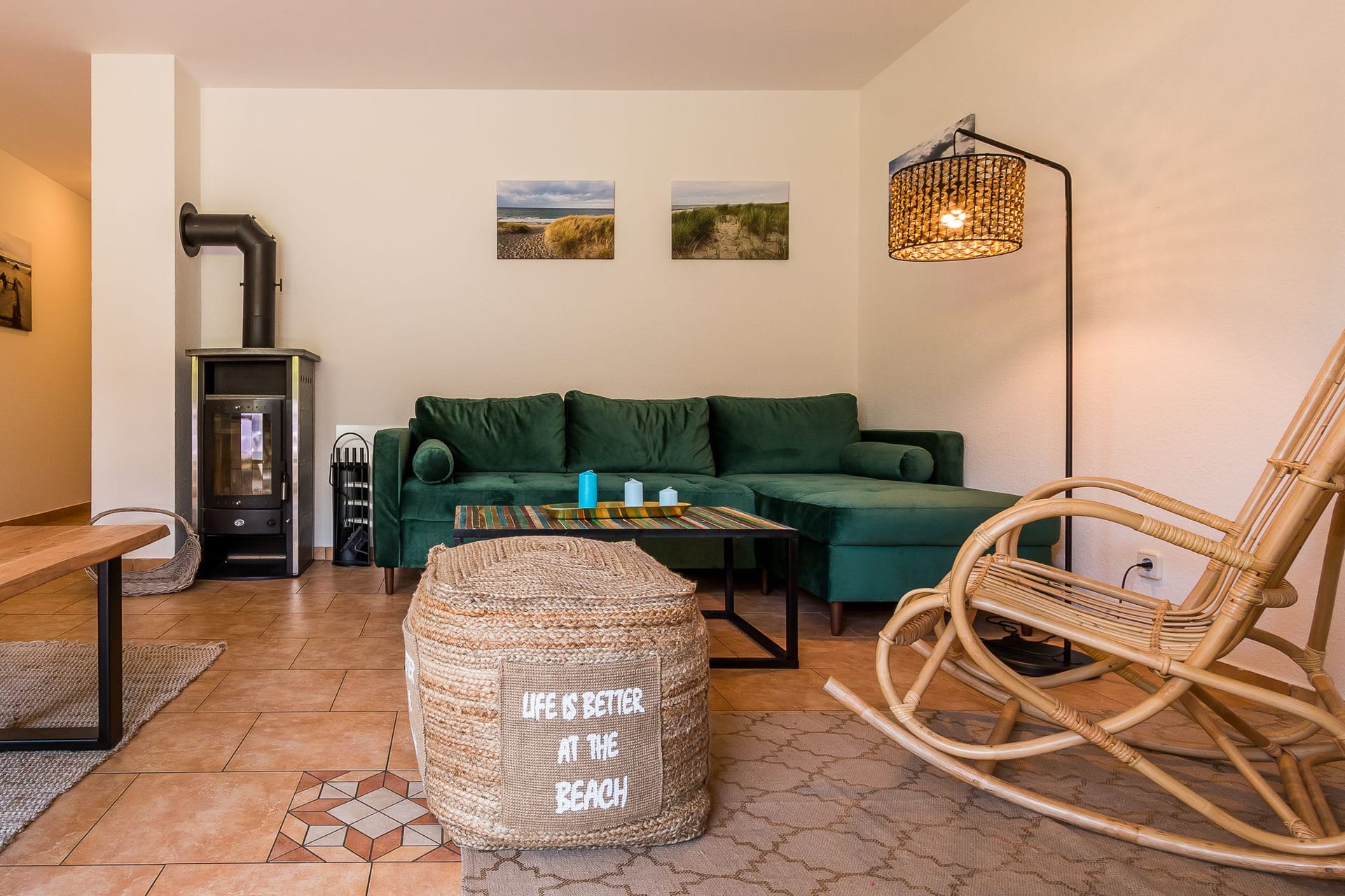Gemütliches Wohnzimmer mit grüner Couch und Holztisch