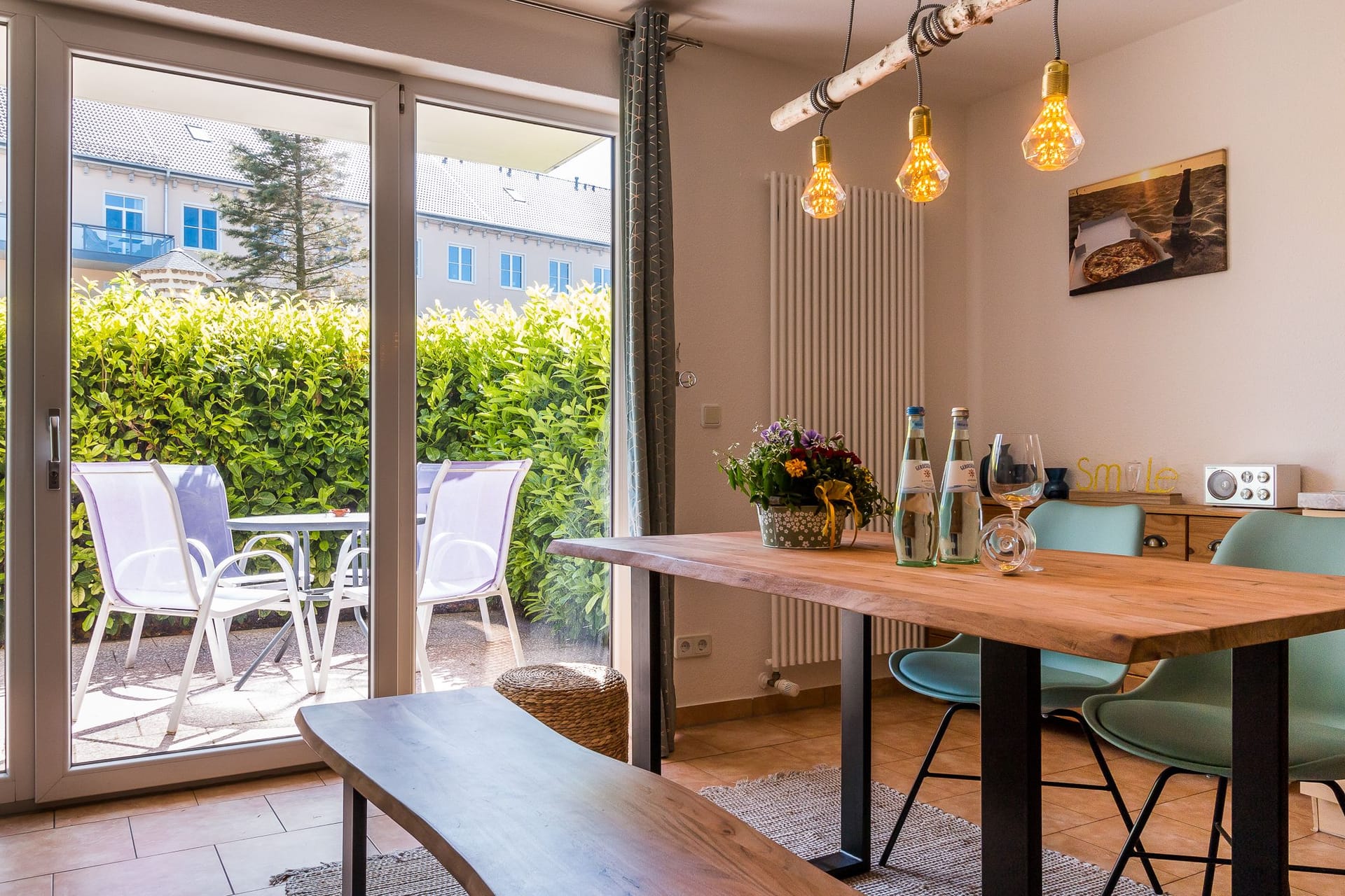 Moderne Küche mit Esstisch und Terrassenzugang