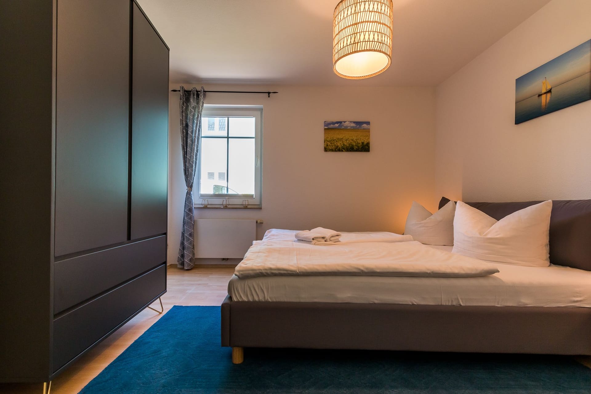 Schlafzimmer mit Doppelbett und Fenster