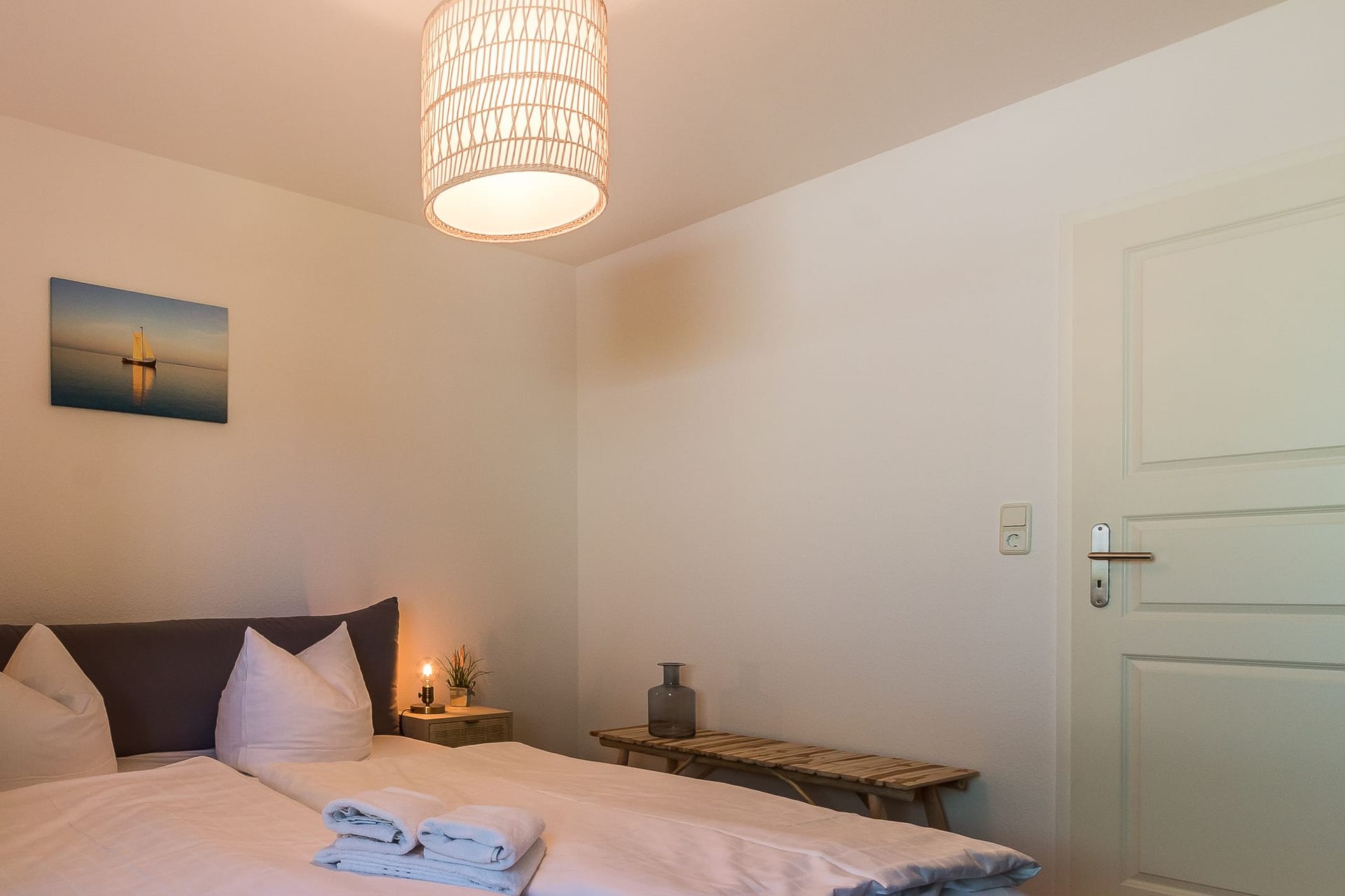 Modernes Schlafzimmer mit Holzdetails
