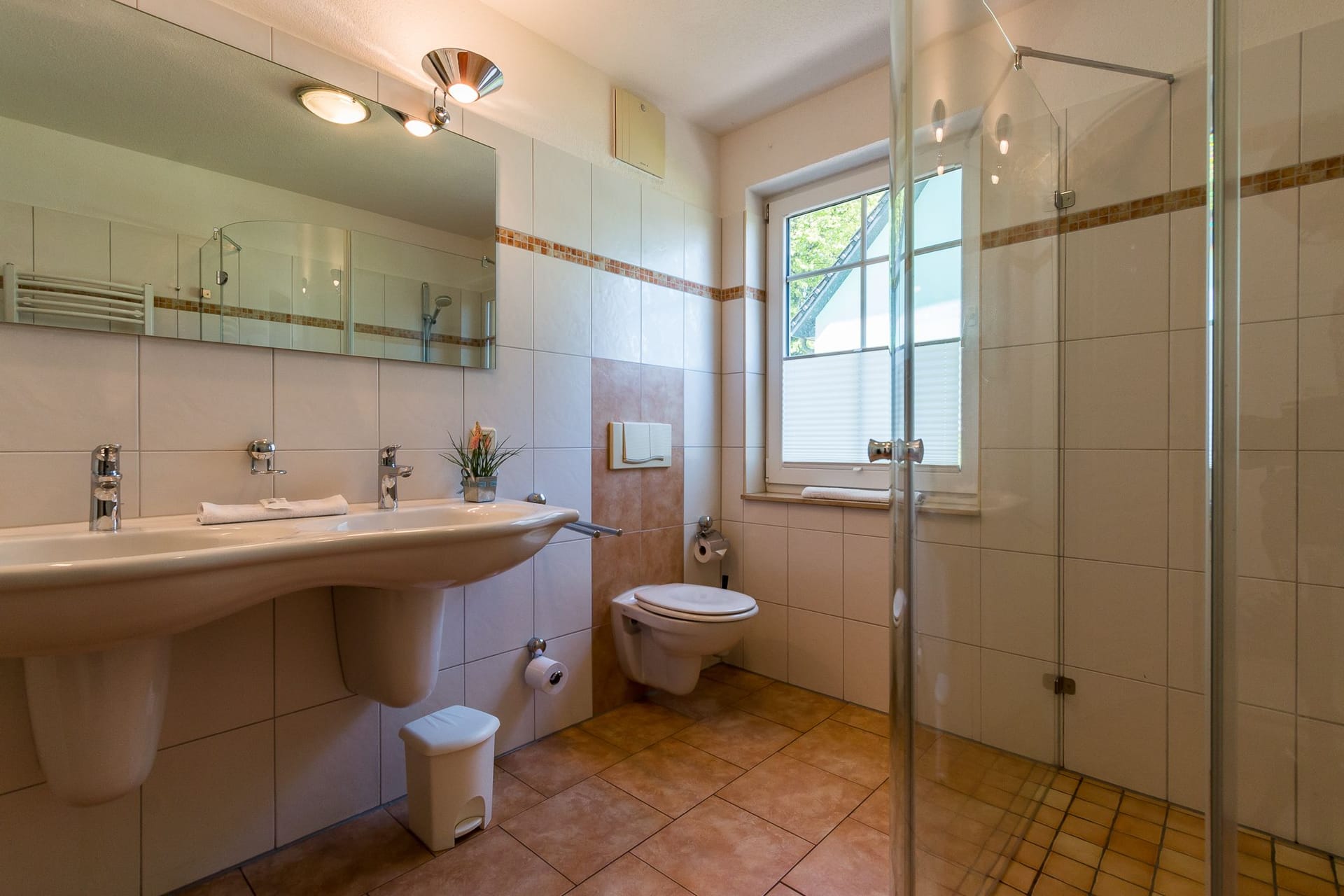 Modernes Badezimmer mit Dusche und Tageslicht