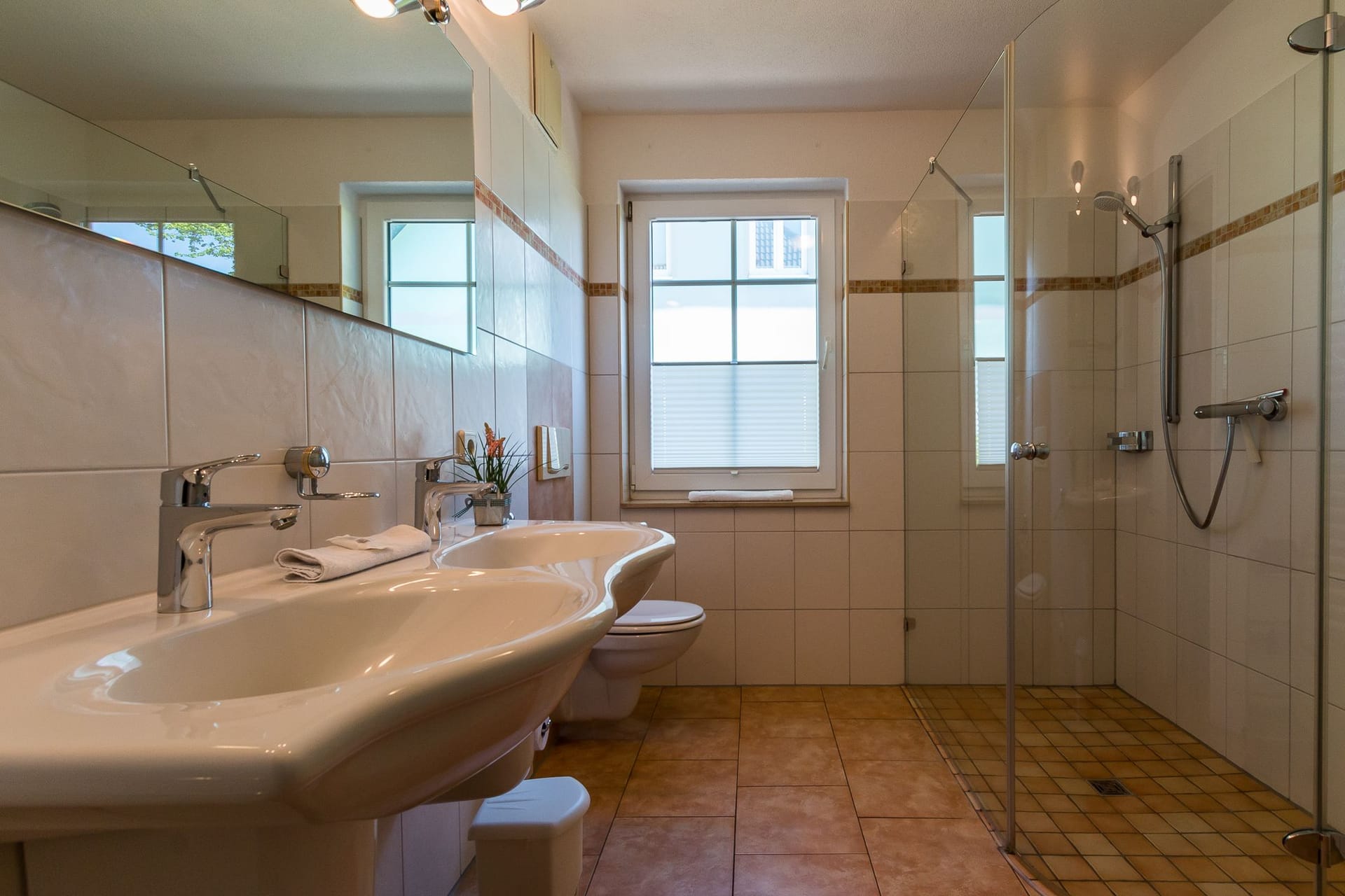 Modernes Badezimmer mit Dusche und zwei Waschbecken