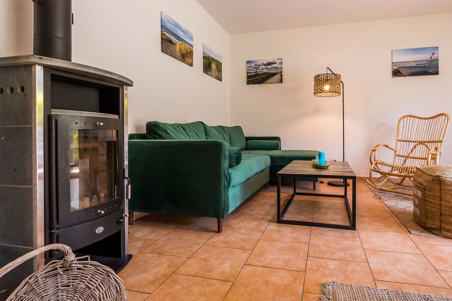 Gemütliches Wohnzimmer mit Sofa und Kamin