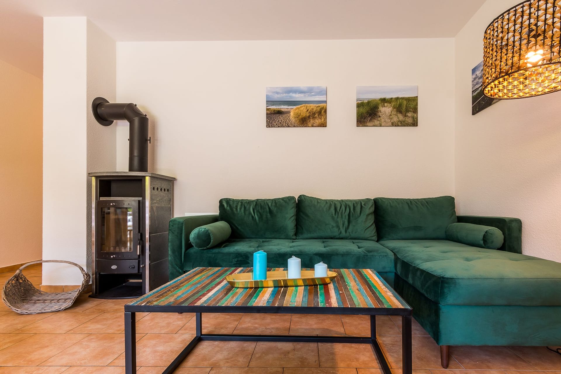 Gemütliches Wohnzimmer mit Kamin und grünem Sofa