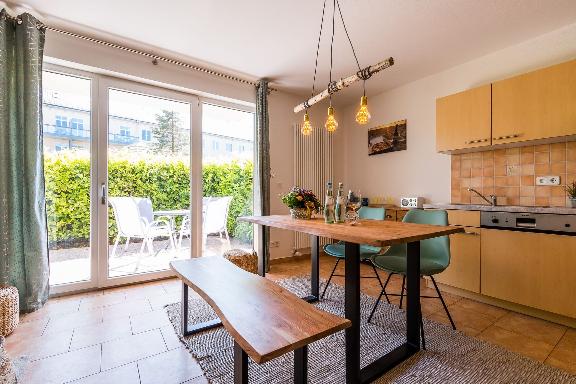 Moderne Küche mit Essbereich und Zugang zum Garten