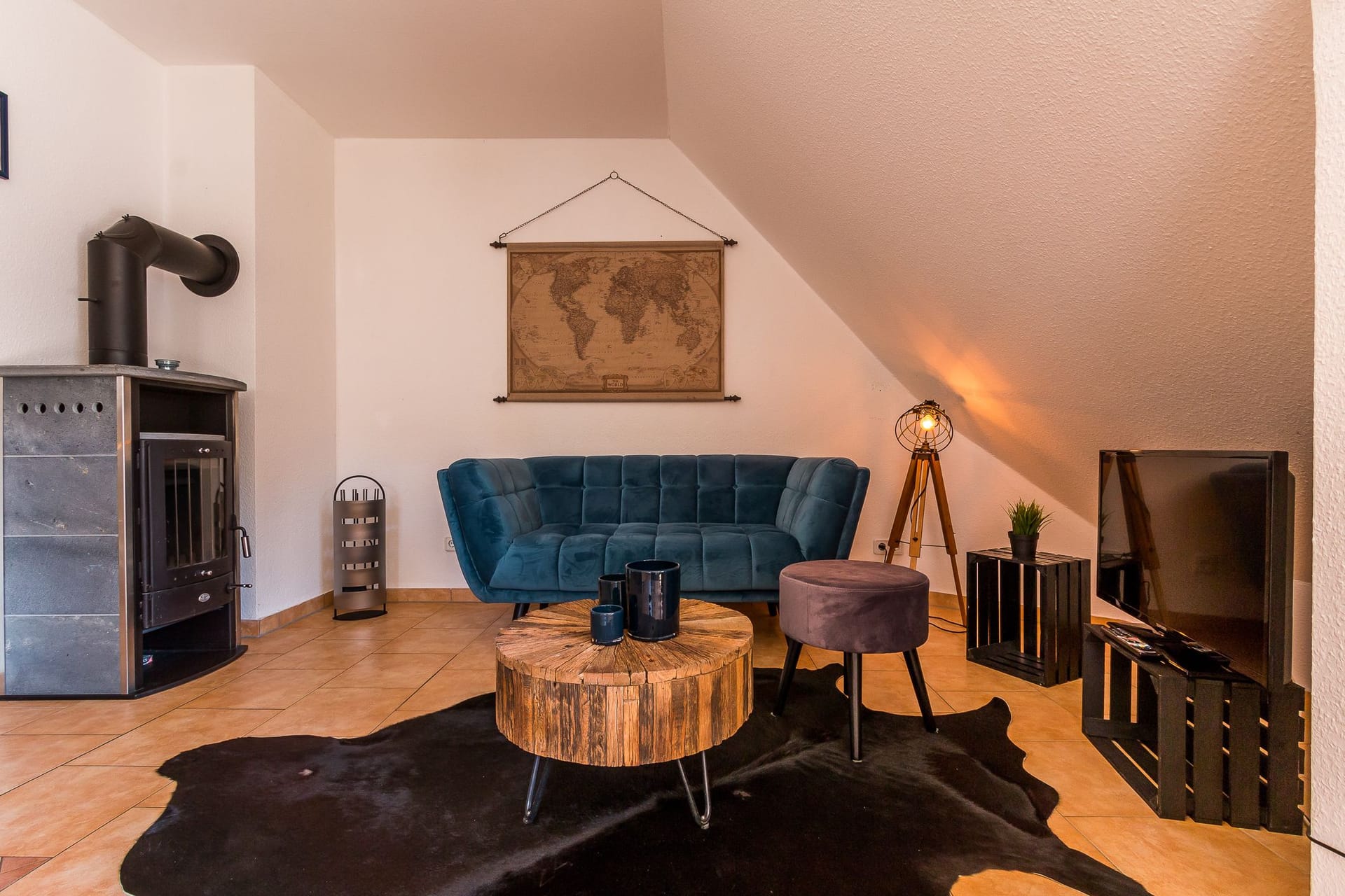 Wohnzimmer mit blauer Couch und Fernseher