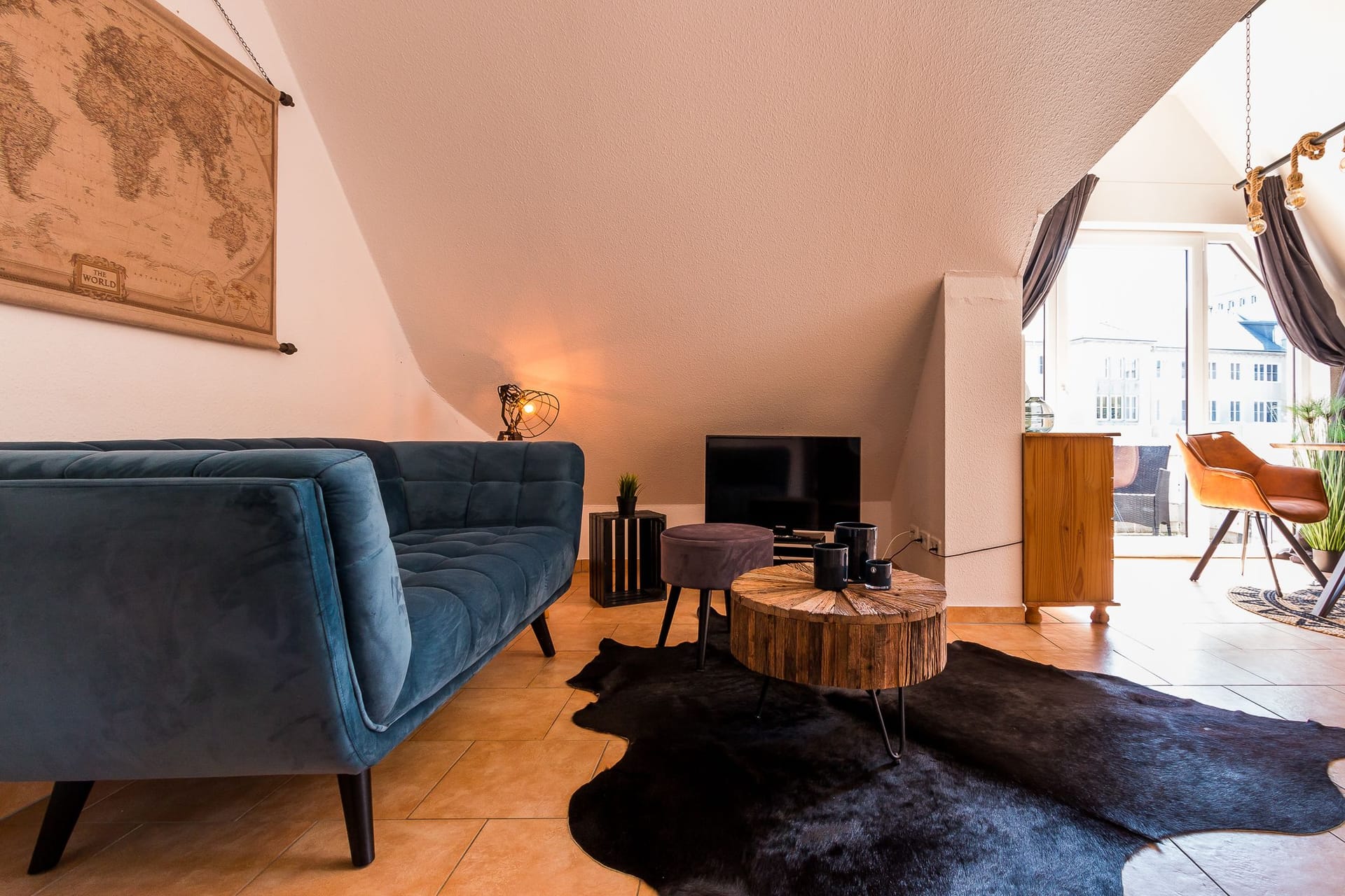 Modernes Wohnzimmer mit Sofa und Fernseher