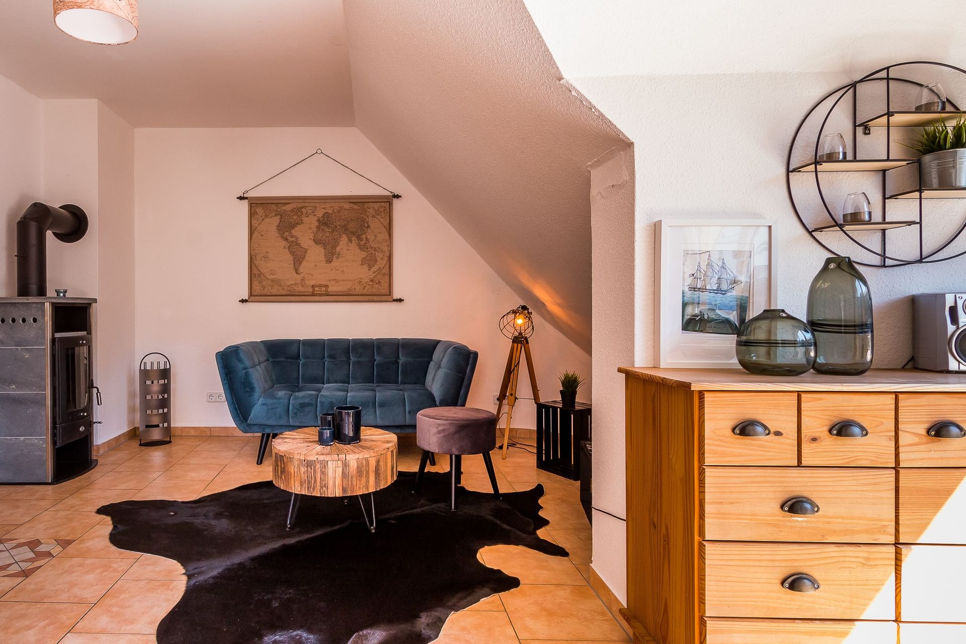 Wohnzimmer mit Sofa und Kamin
