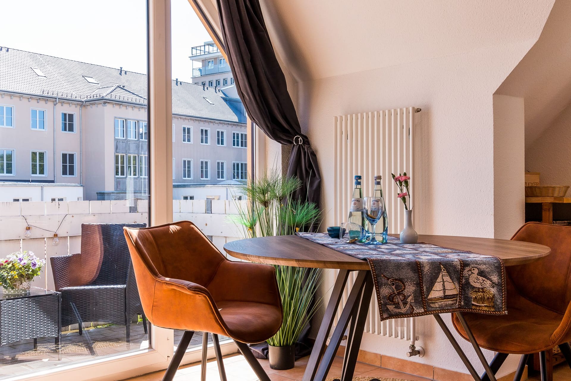 Balkon mit Tisch und Stühlen