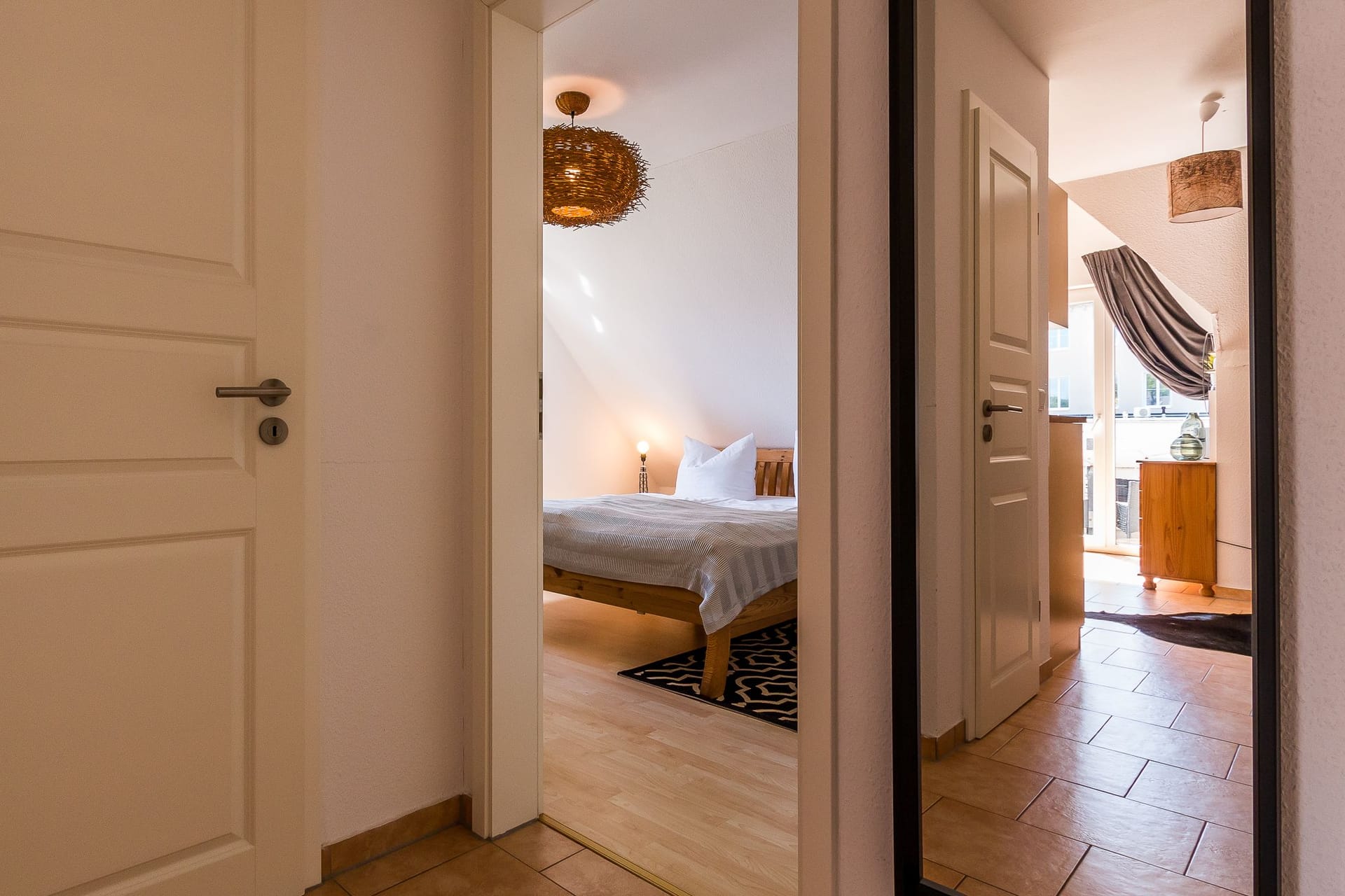 Schlafzimmer mit Holzbetten und Lampe