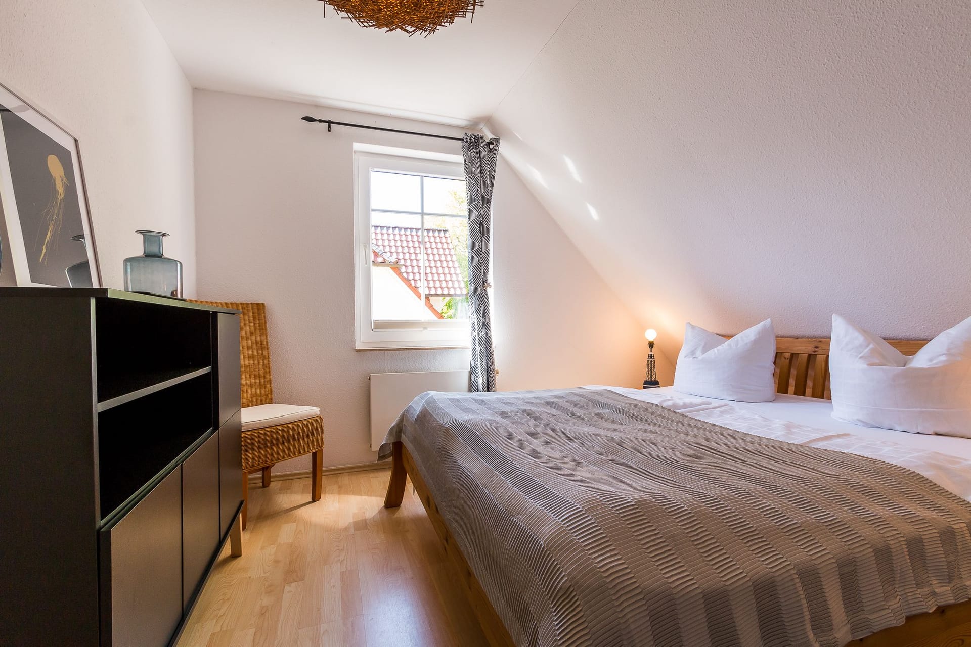 Schlafzimmer mit großem Bett und Stuhl