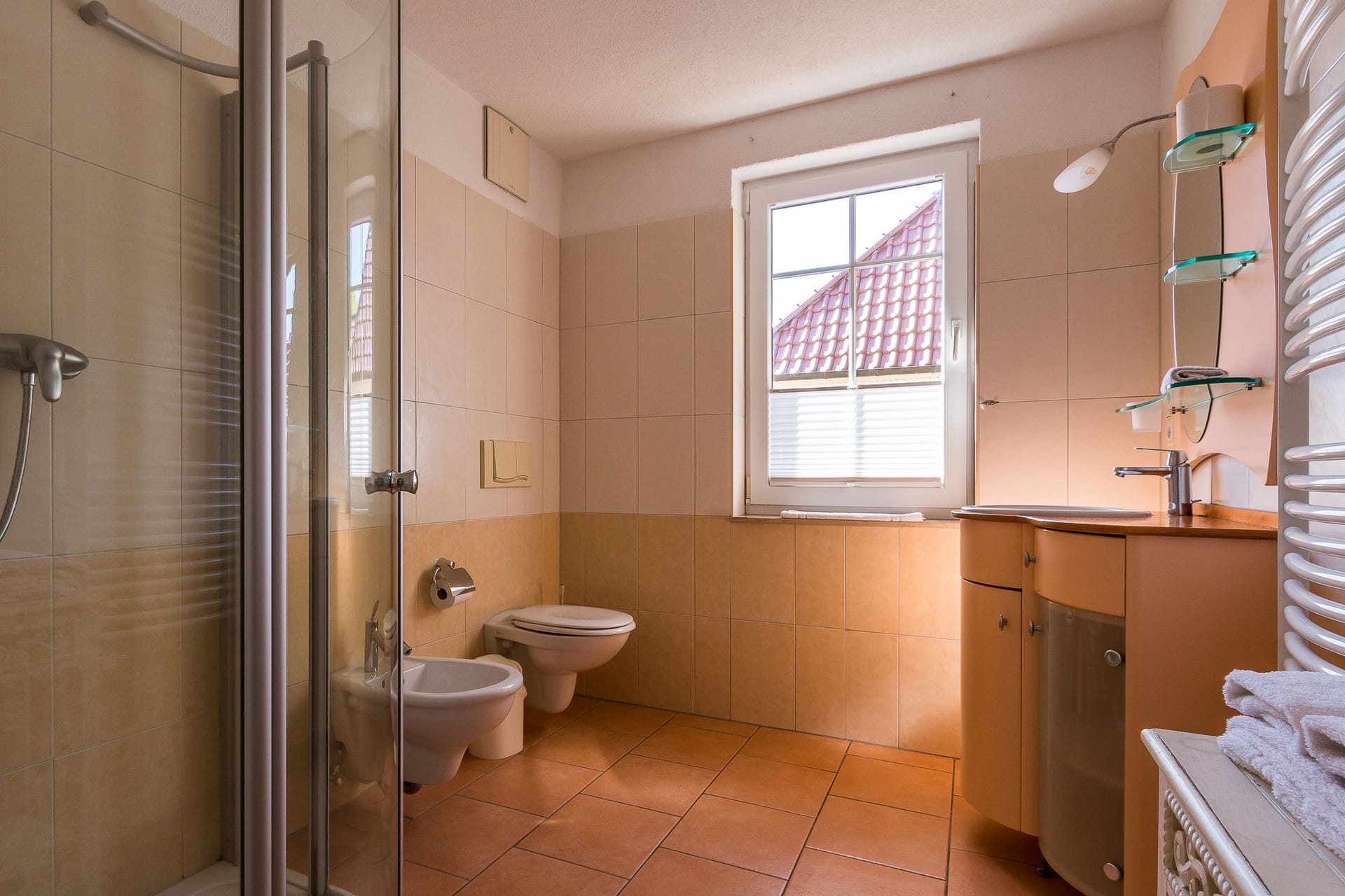 Helles Badezimmer mit Dusche und Fenster