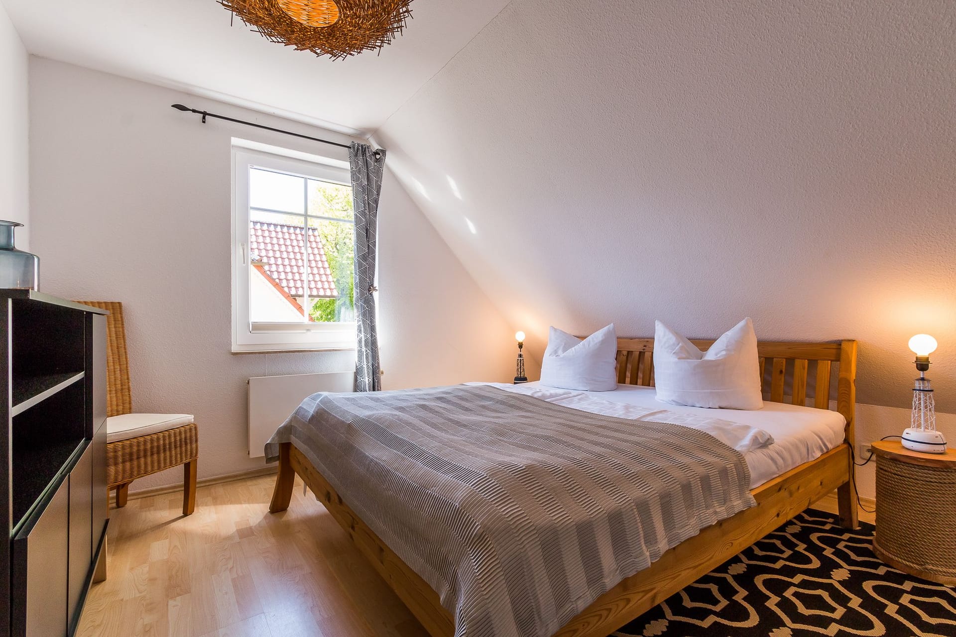 Helles Schlafzimmer mit Doppelbett