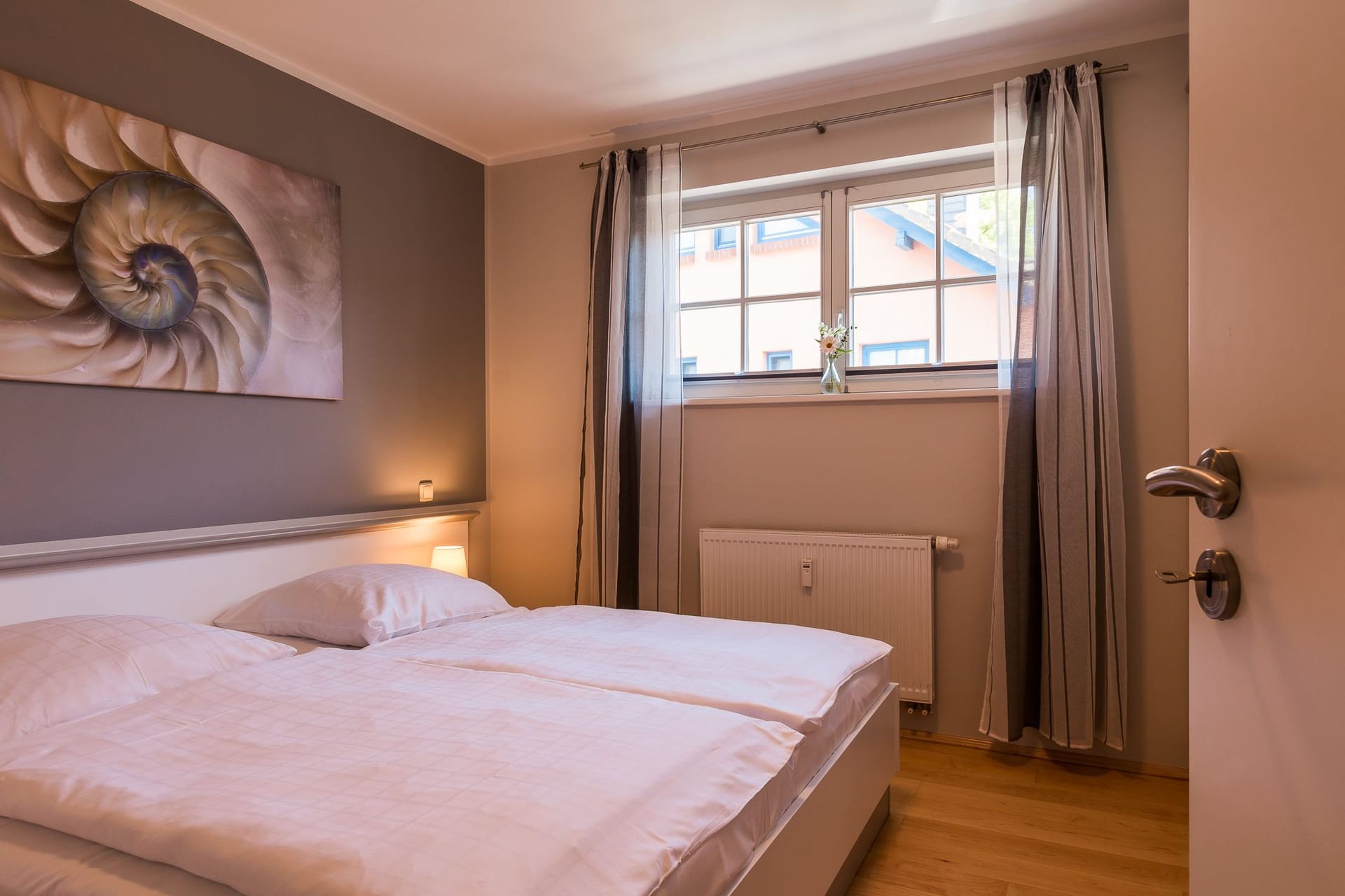 Helle Schlafzimmer mit Doppelbett und Fenster