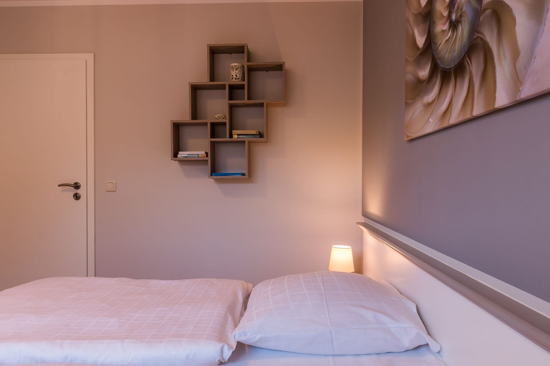 Schlafzimmer mit Bett und modernem Regal