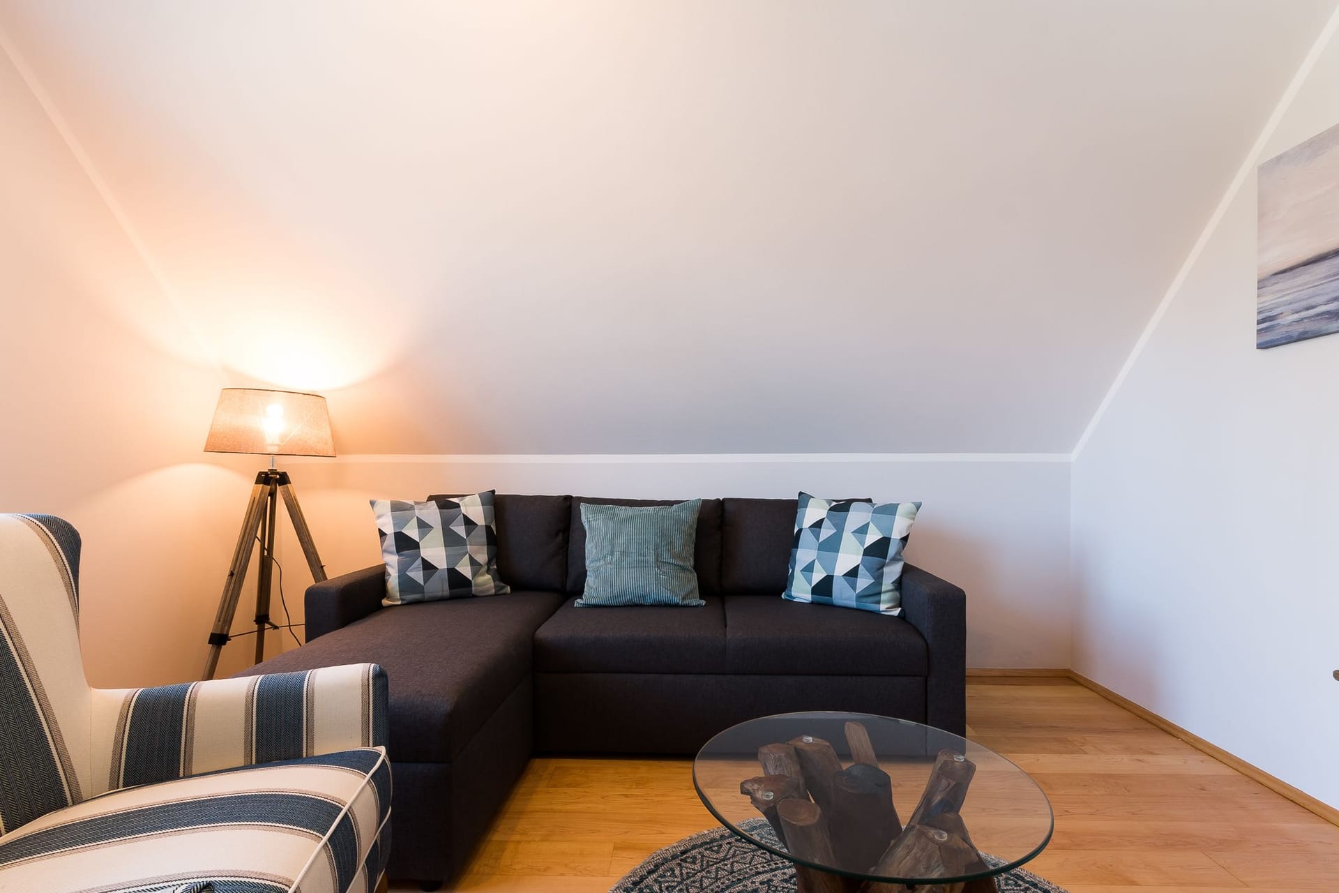 Gemütliches Wohnzimmer mit Sofa und Lampe