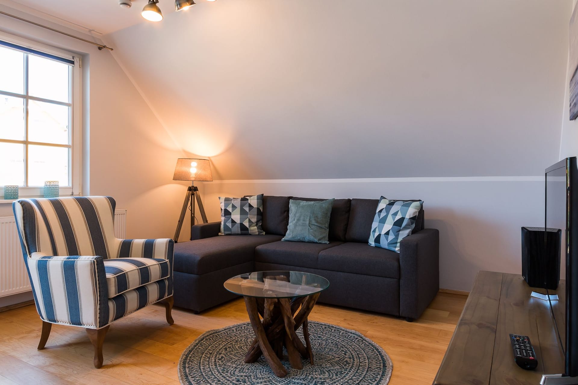 Gemütliches Wohnzimmer mit Sofa und Fernseher