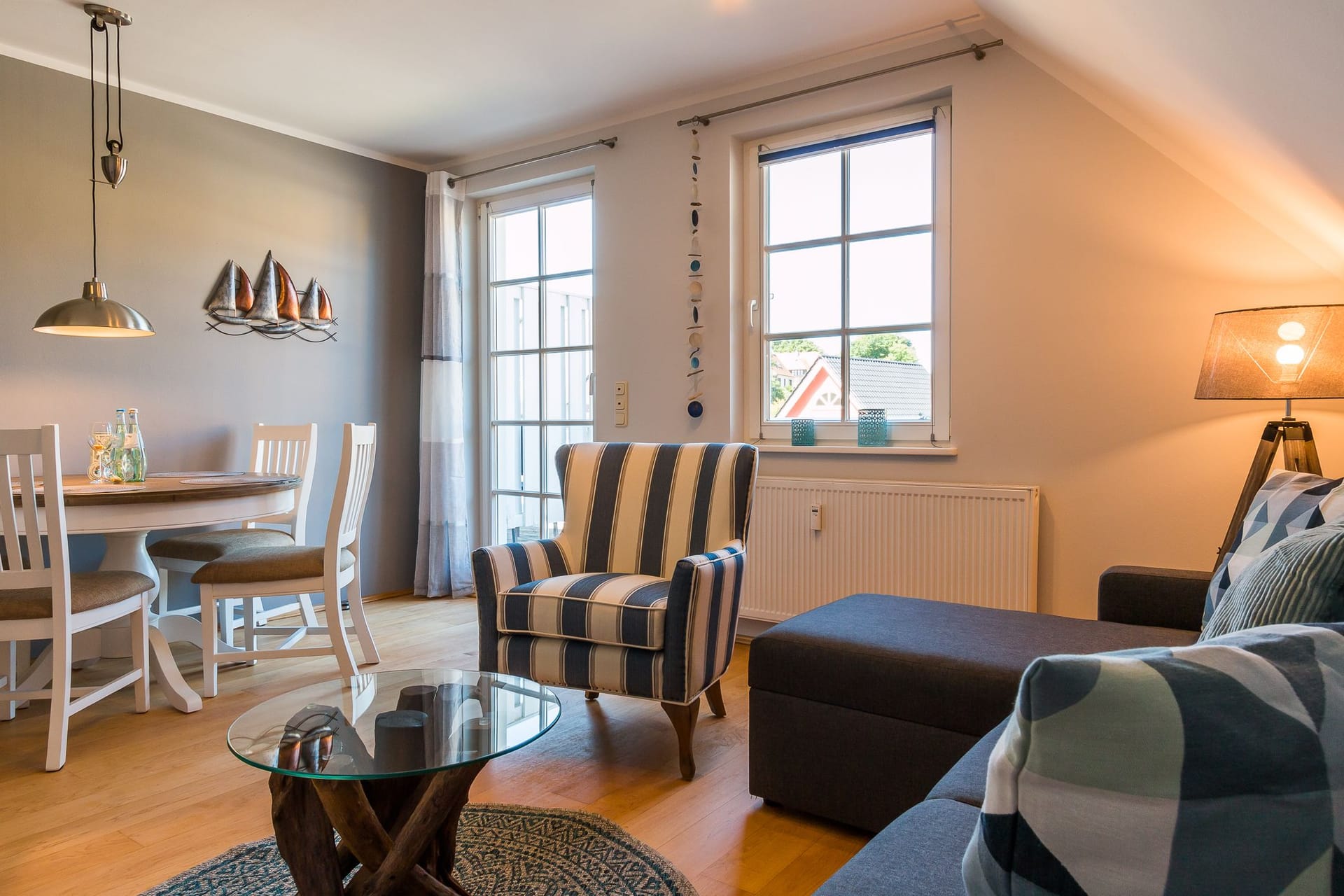 Gemütliches Wohnzimmer mit Tisch und Stühlen