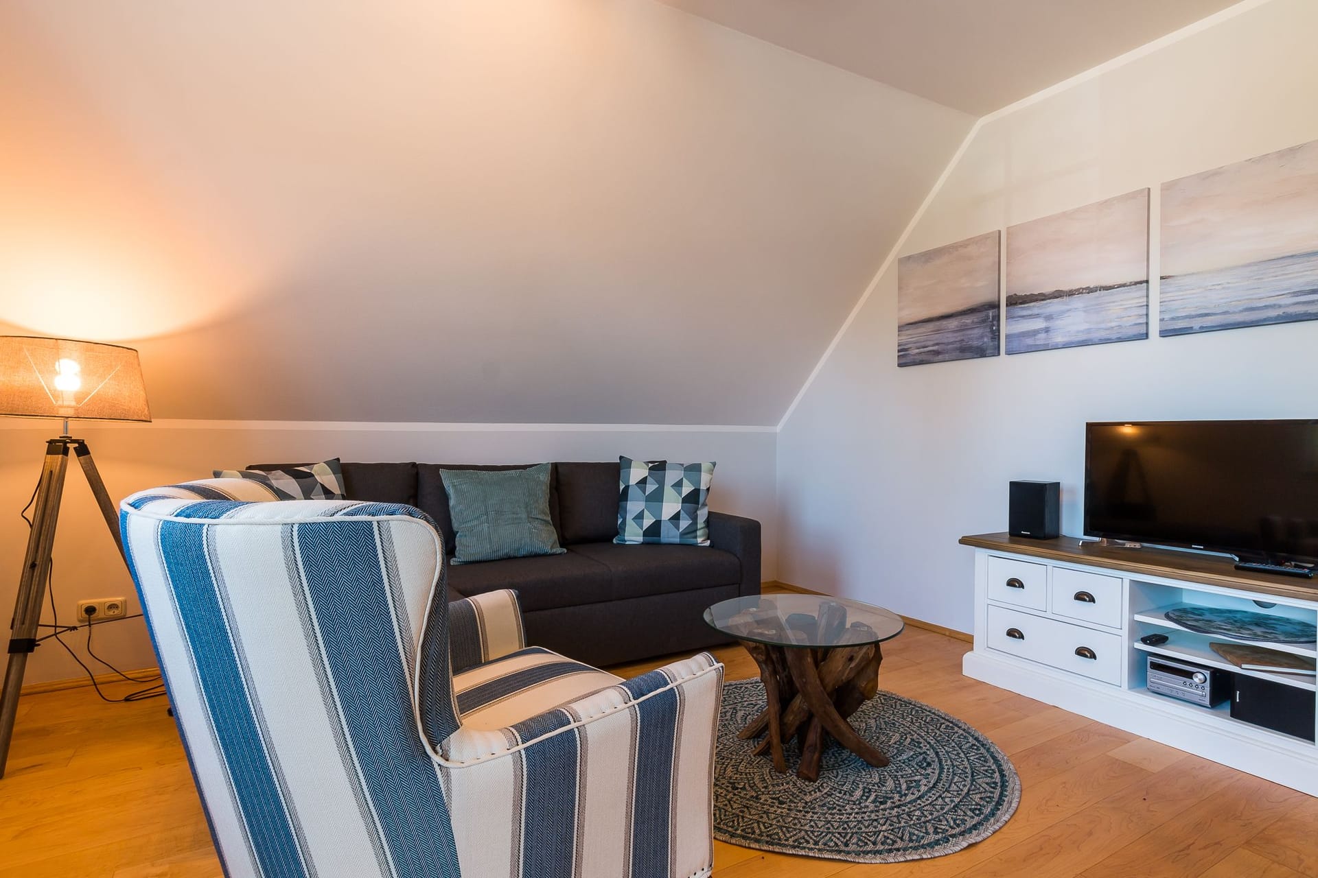 Gemütliches Wohnzimmer mit Sofa und Fernseher