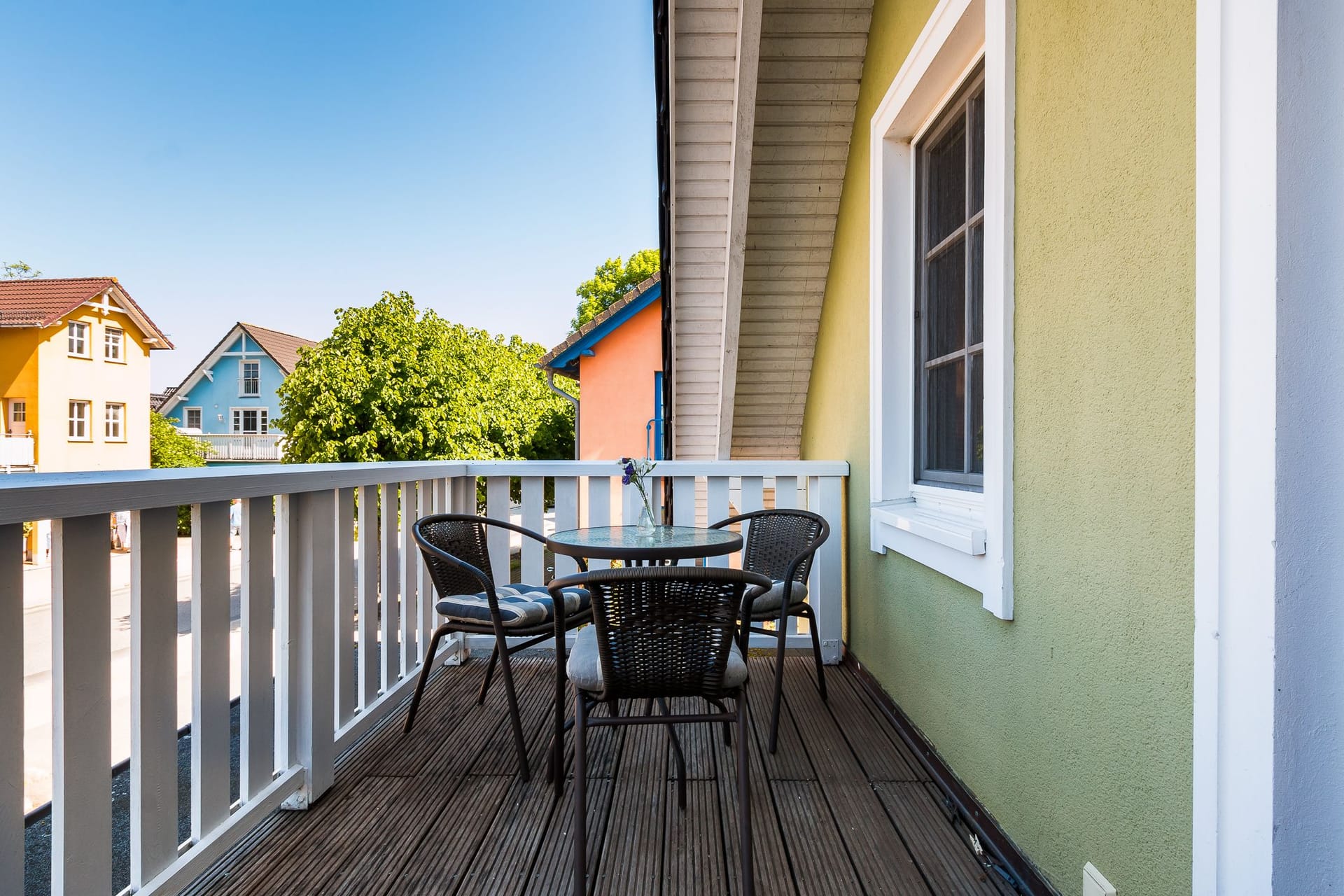 Balkon mit Tisch und Stühlen