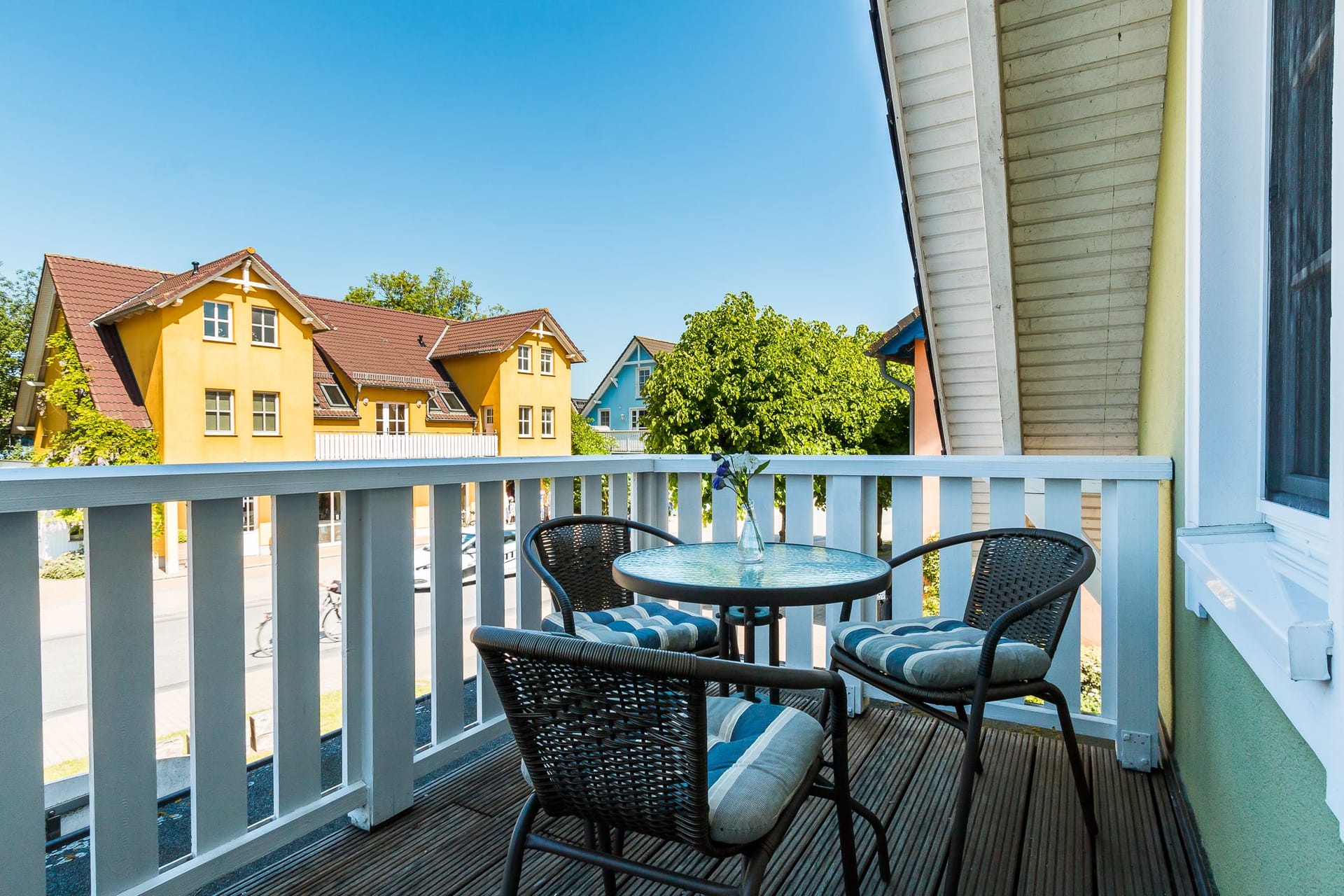 Balkon mit Tisch und Stühlen