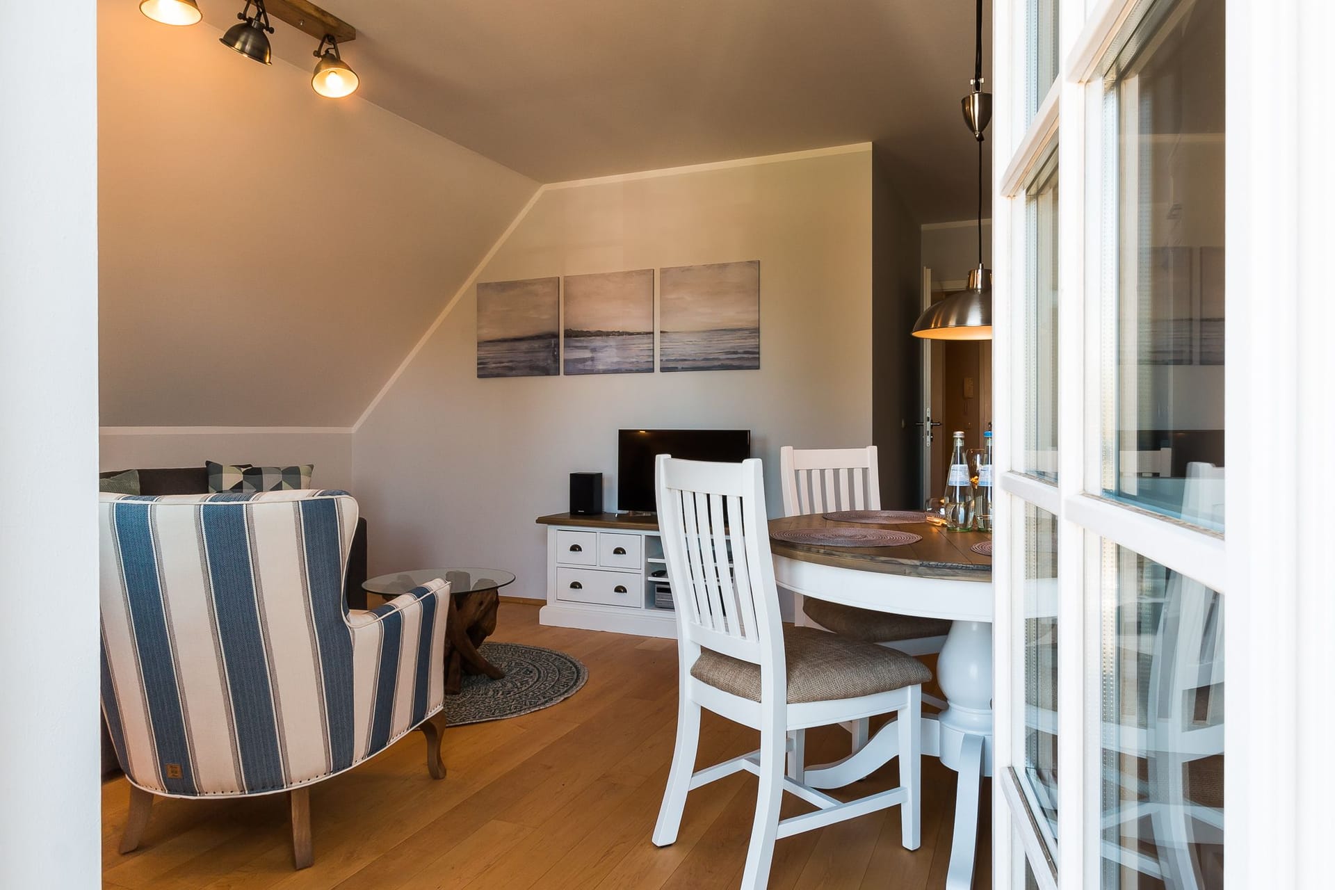 Wohnzimmer mit Fernseher und Esstisch