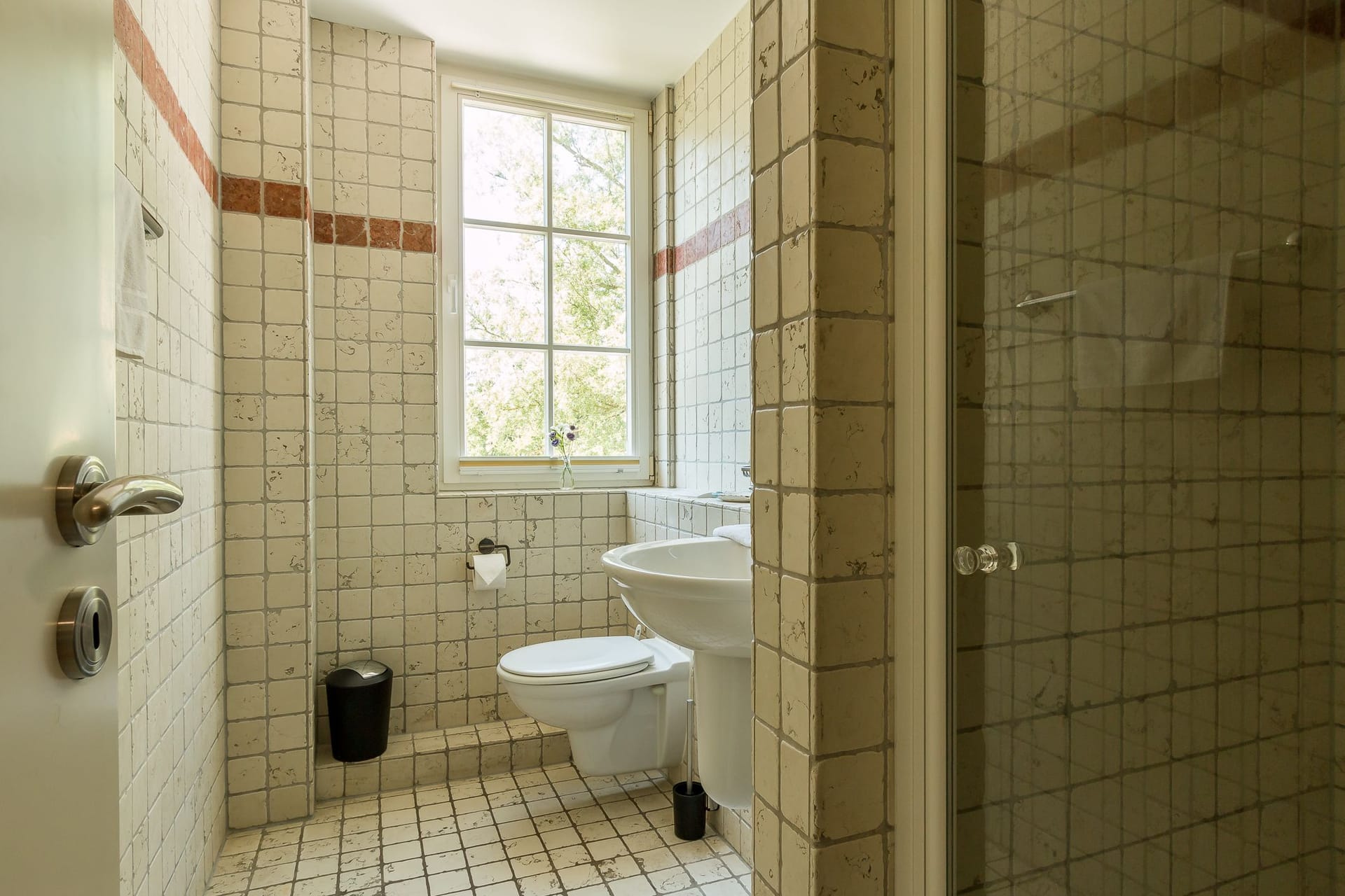 Badezimmer mit Dusche und Fenster