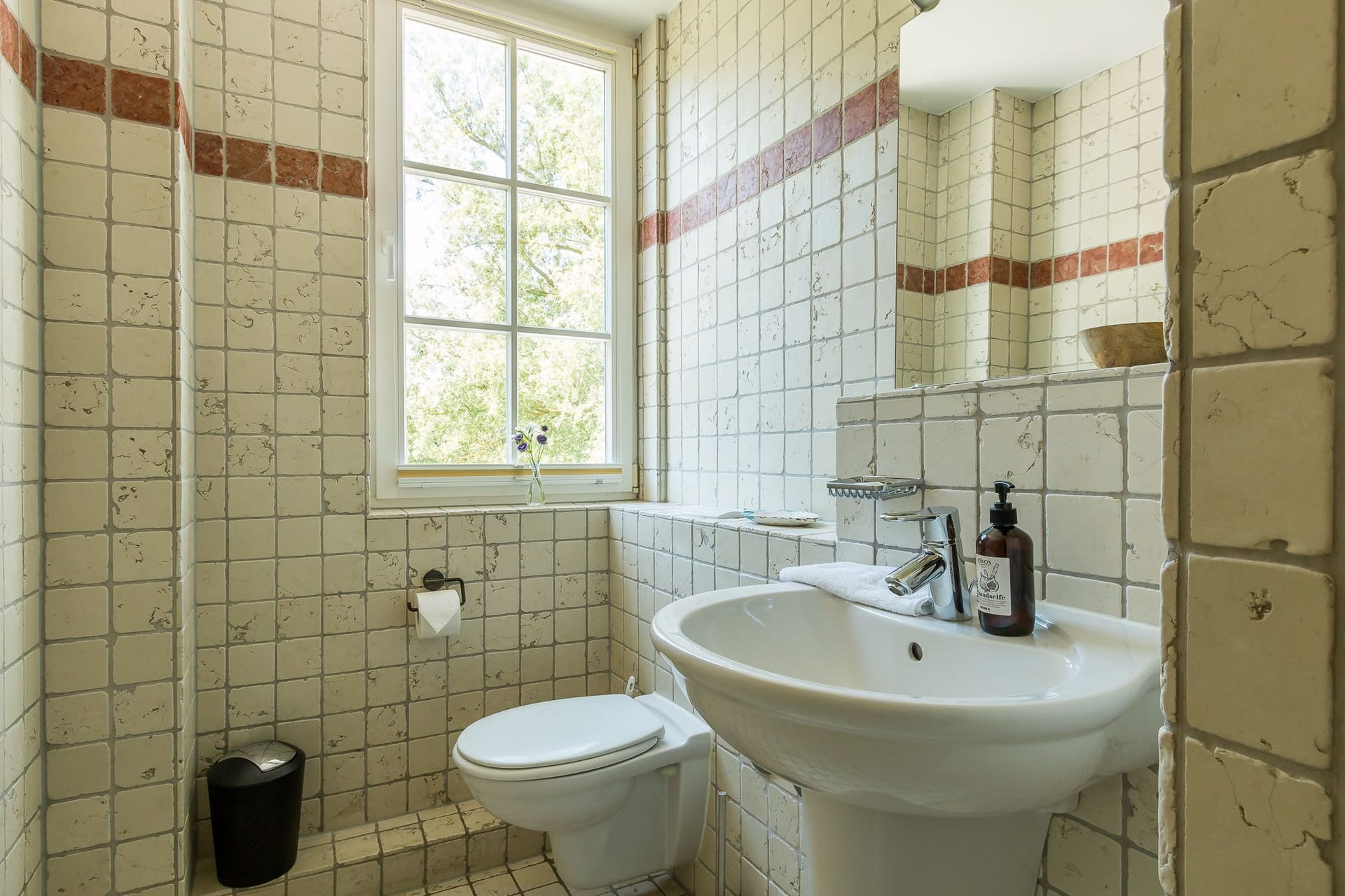 Moderne Badezimmer mit Waschbecken und Toilette