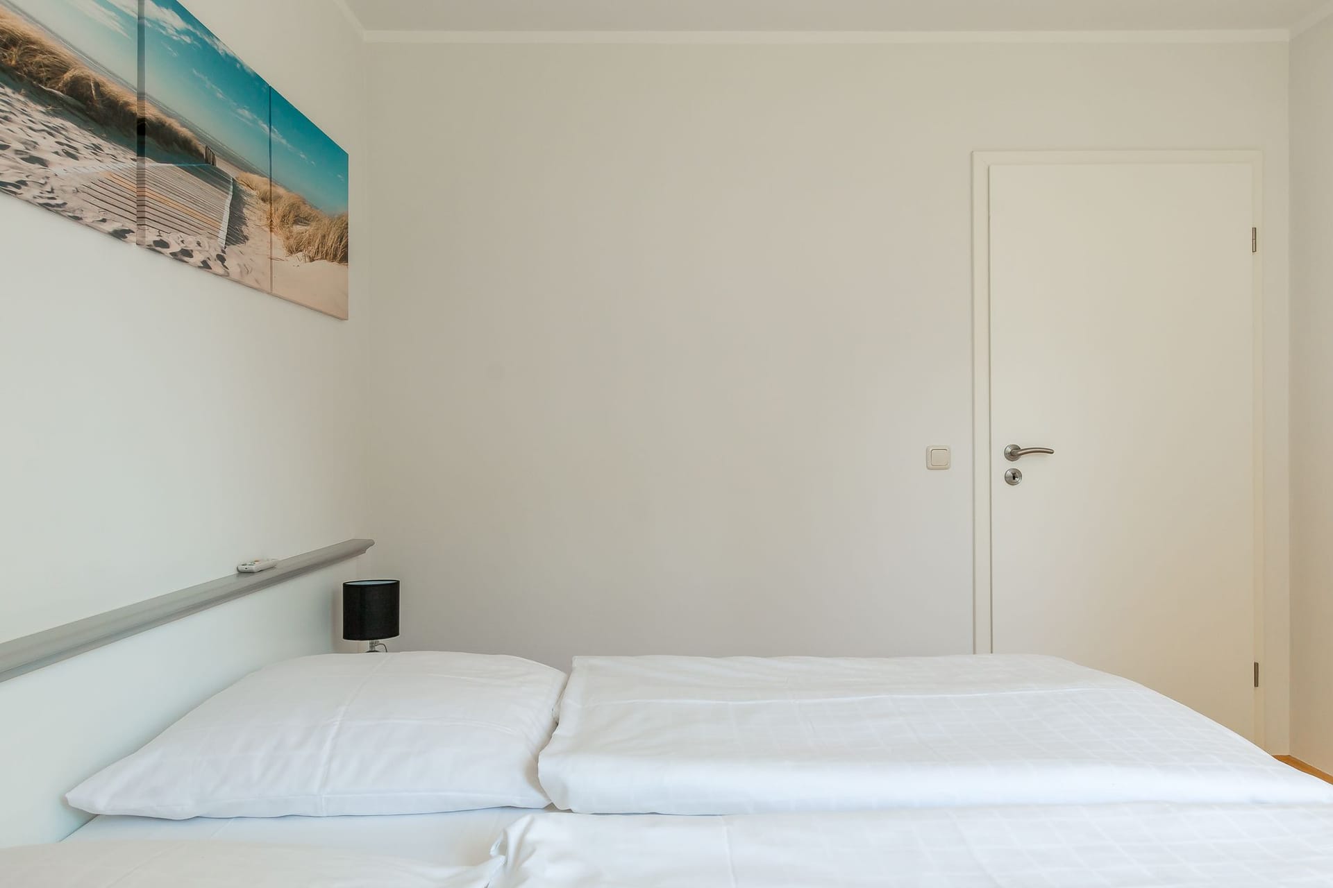 Schlafzimmer mit Doppelbett und Nachttisch